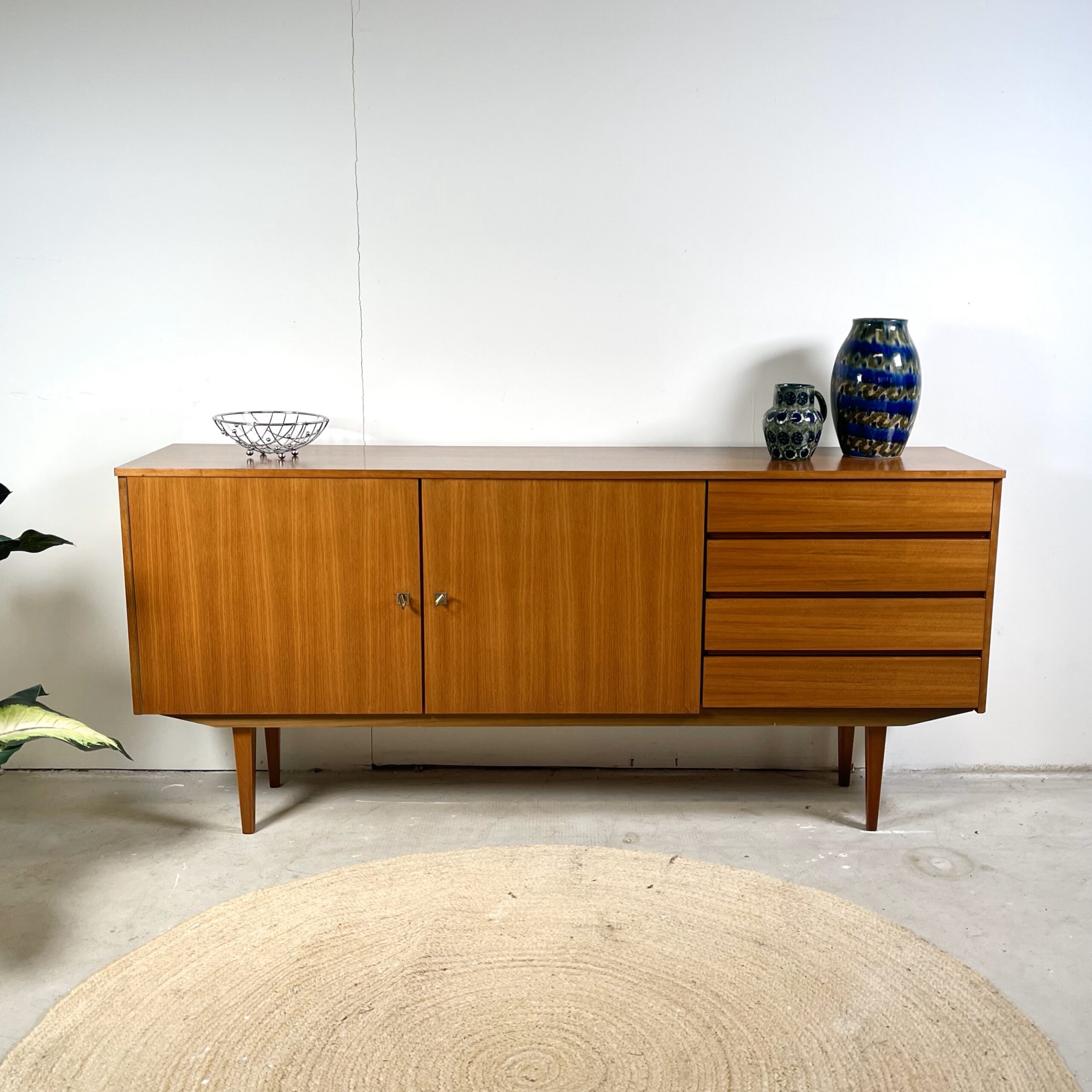 Midcentury sideboard Scandinavische stijl