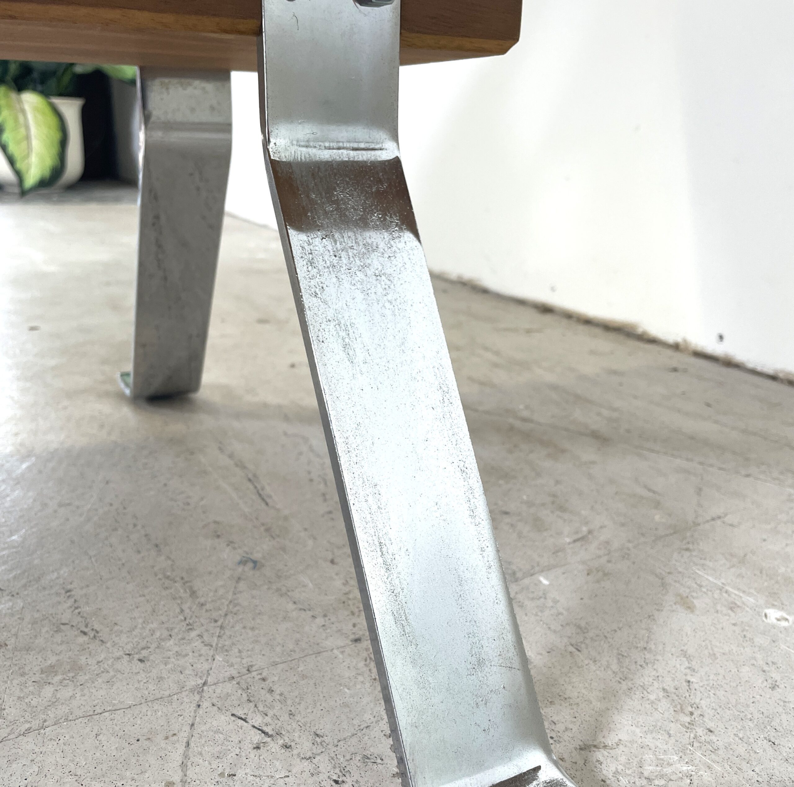 Vintage salontafel met koperen blad en chromen poten - Afbeelding 13