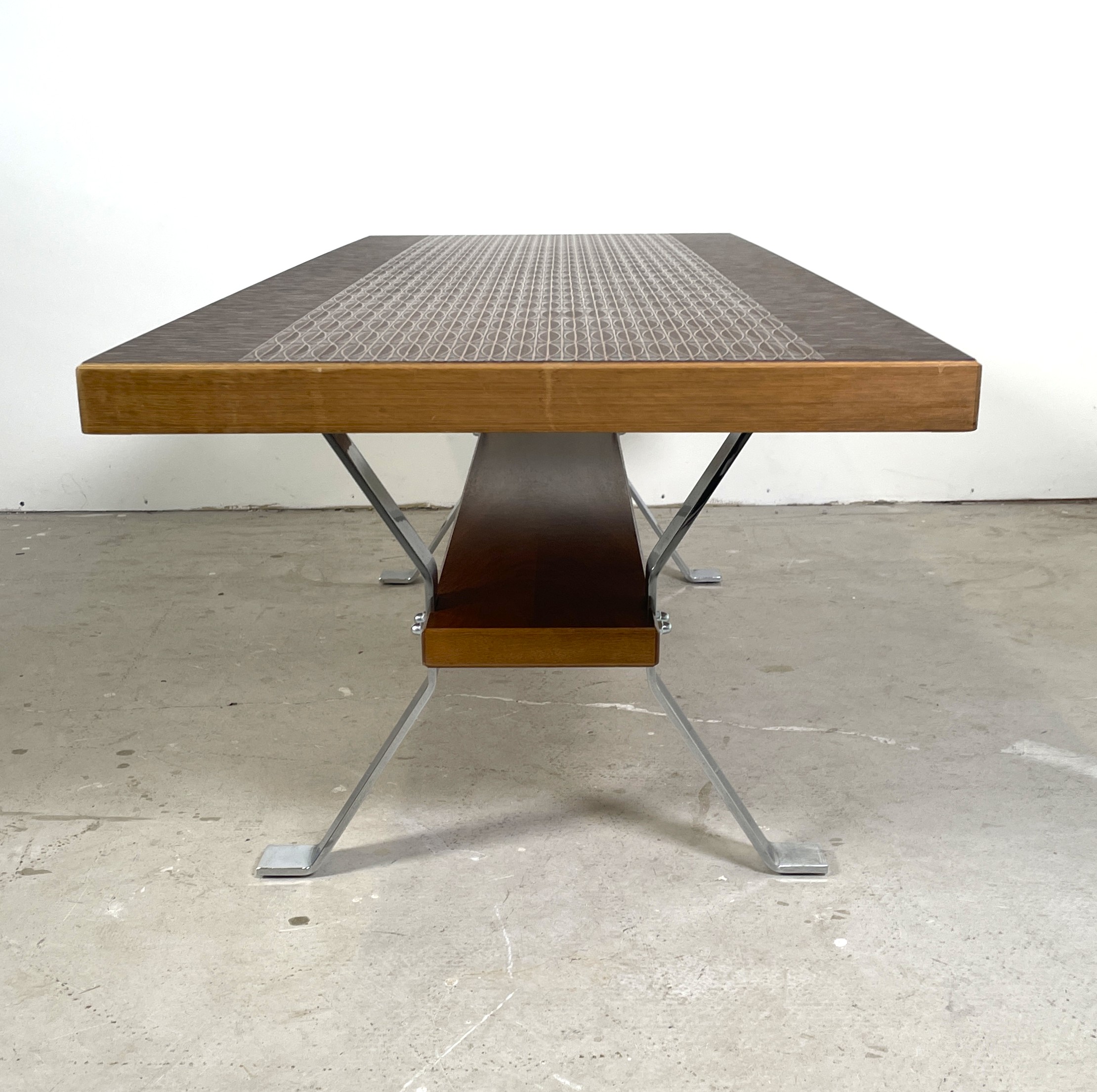 Vintage salontafel met koperen blad en chromen poten - Afbeelding 2