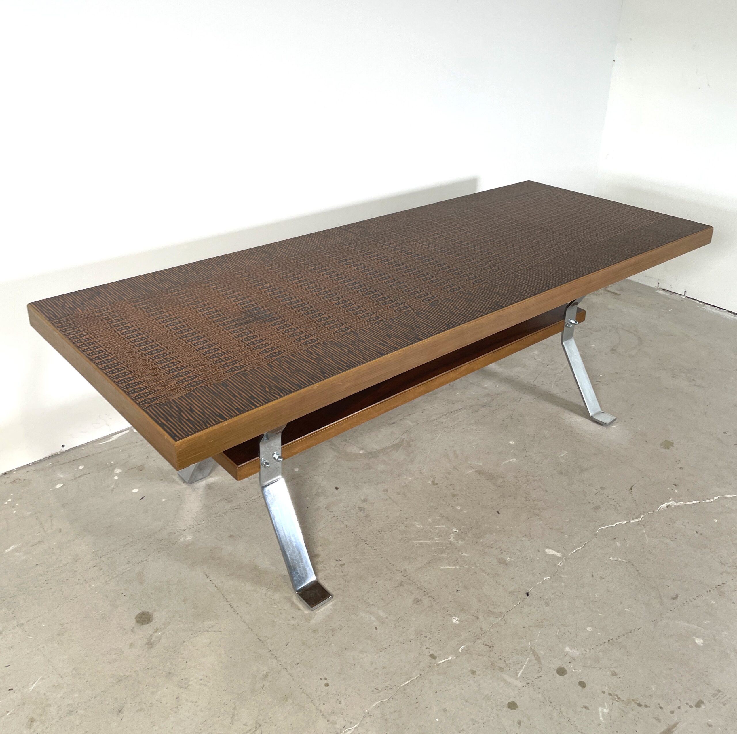 Vintage salontafel met koperen blad en chromen poten - Afbeelding 4