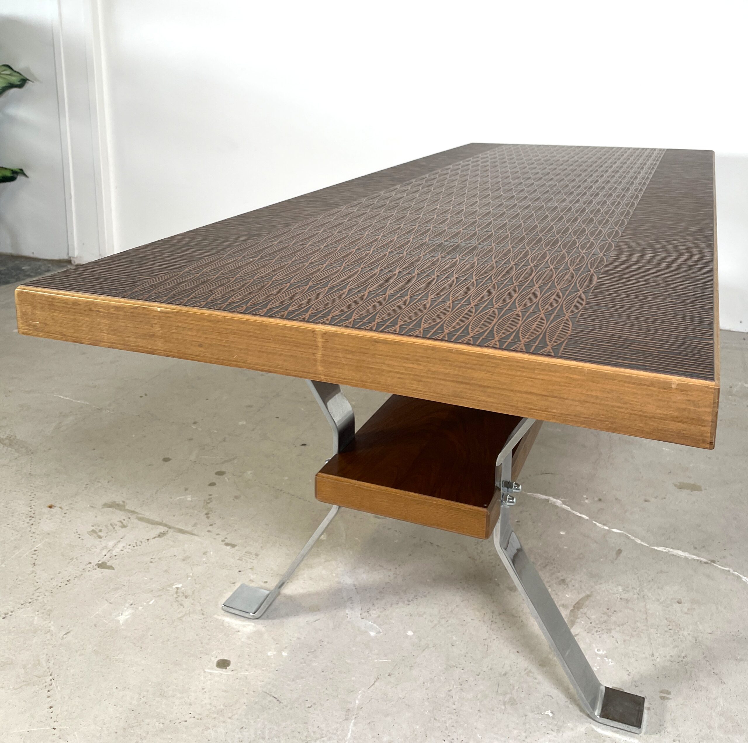 Vintage salontafel met koperen blad en chromen poten - Afbeelding 5