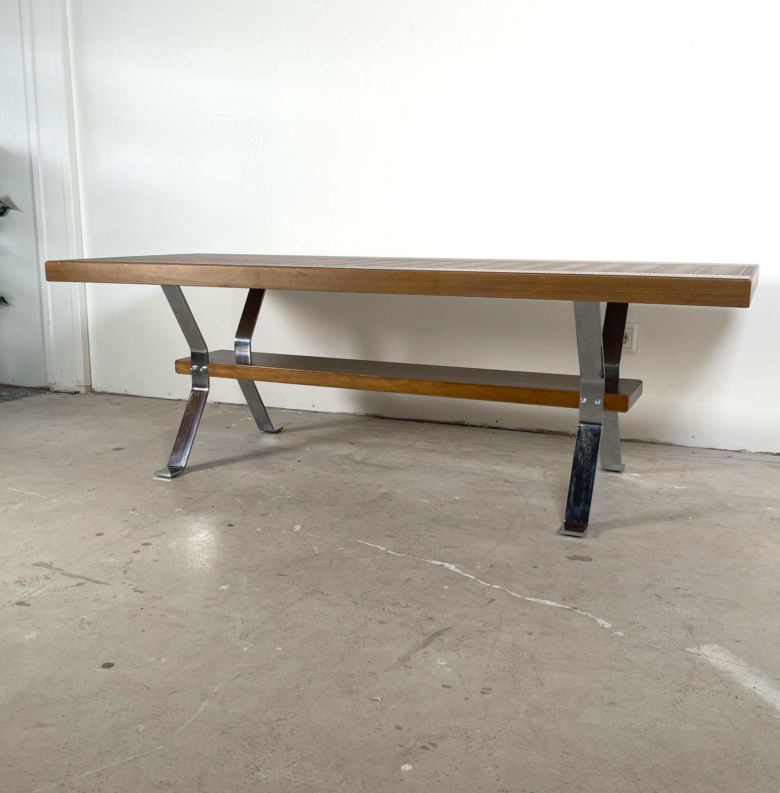 Vintage salontafel met koperen blad en chromen poten - Afbeelding 7