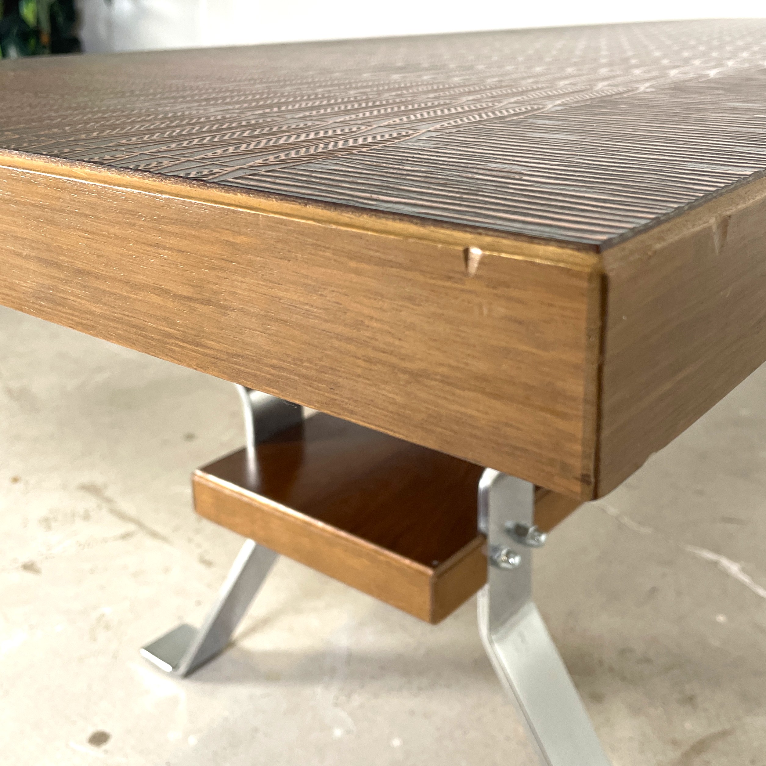 Vintage salontafel met koperen blad en chromen poten - Afbeelding 8