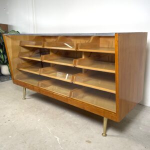 Vintage toonbank met lades en glazen blad