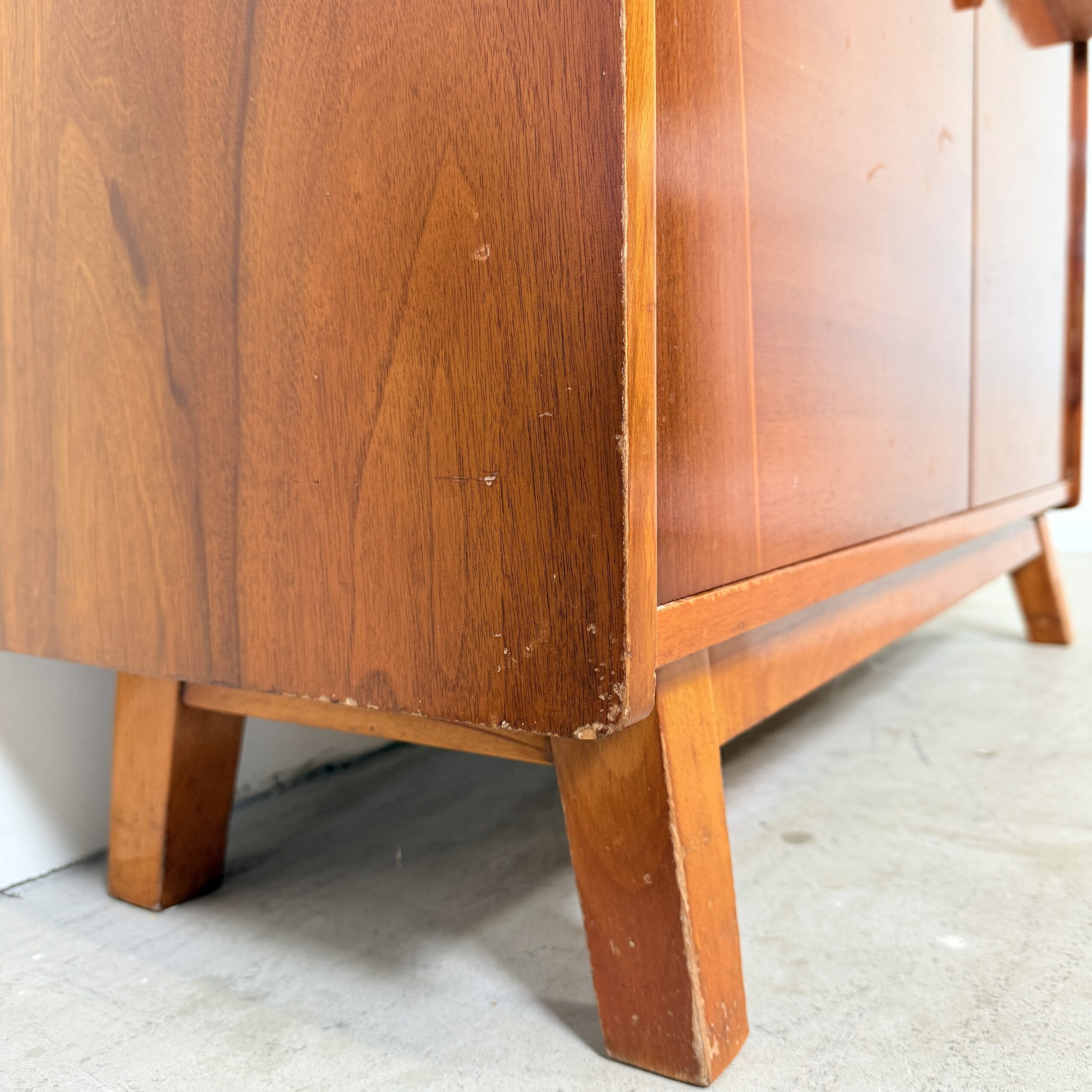 Vintage boekenkast/ highboard hoogglans noot, Bilea - Afbeelding 11