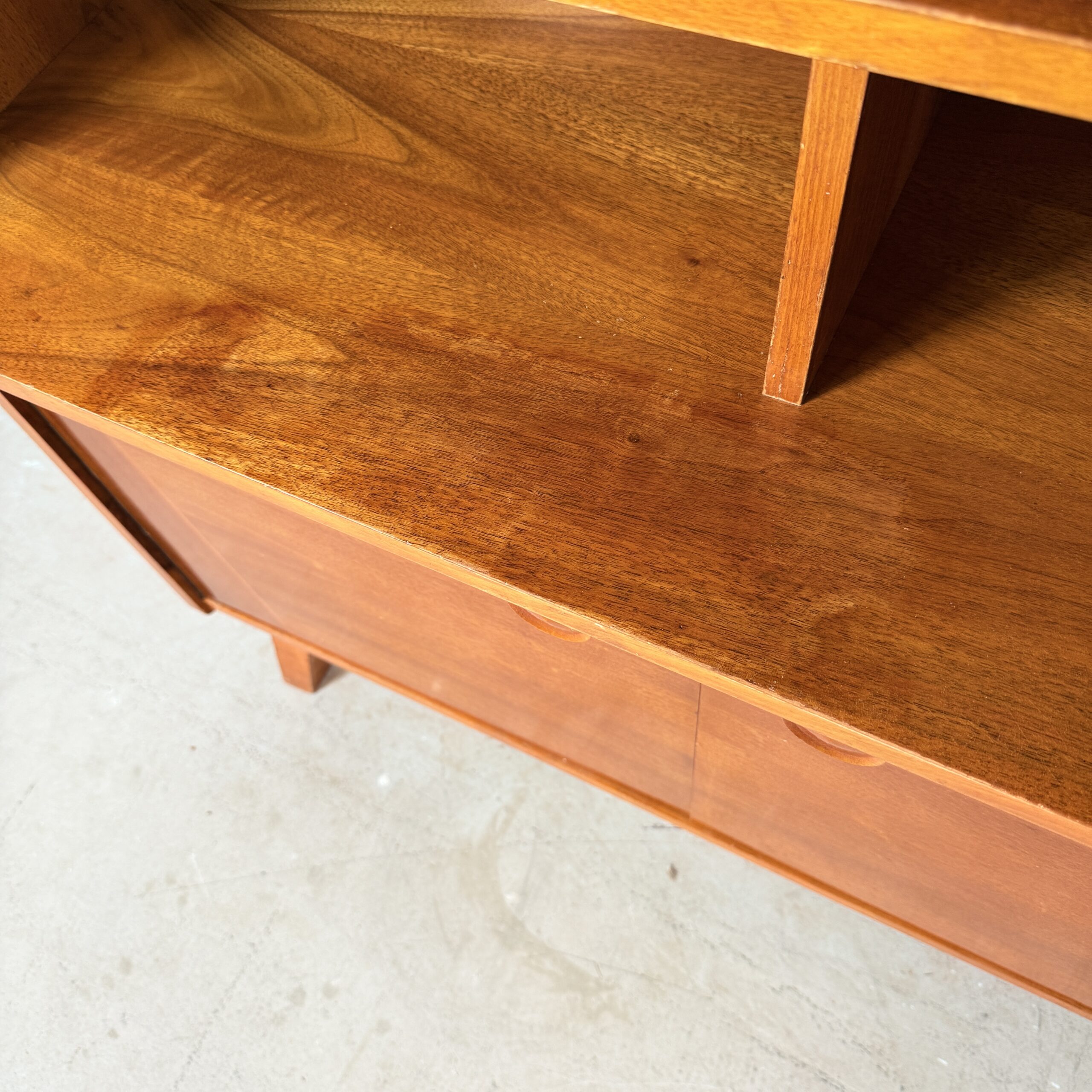 Vintage boekenkast/ highboard hoogglans noot, Bilea - Afbeelding 8
