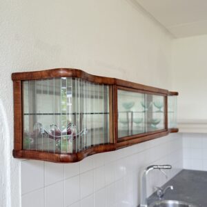 Milena – Elegante gegolfde hangende vitrinekast