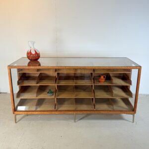 Vintage eikenhouten vitrine toonbank met 12 lades
