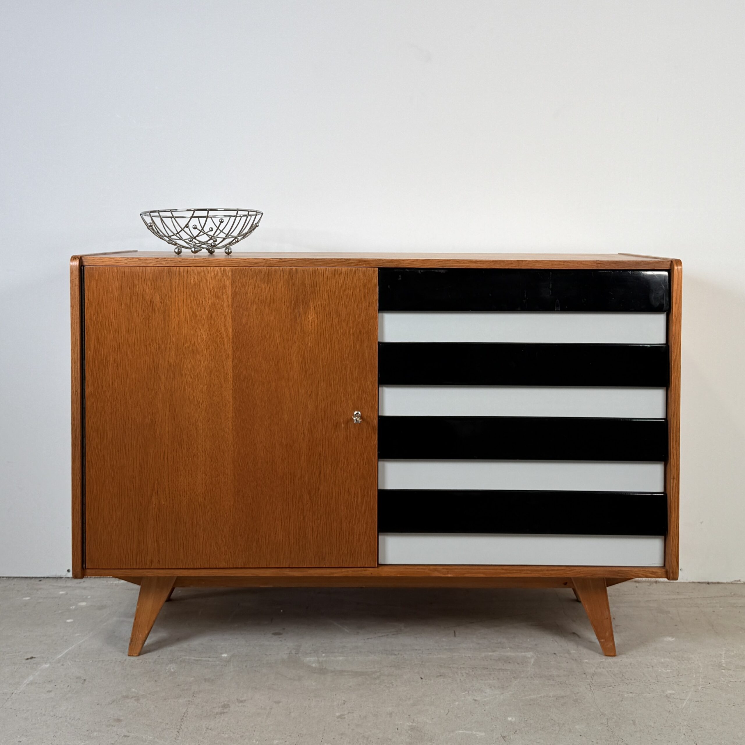 Sideboard U458 by Jiří Jiroutek, zwart met witte lades