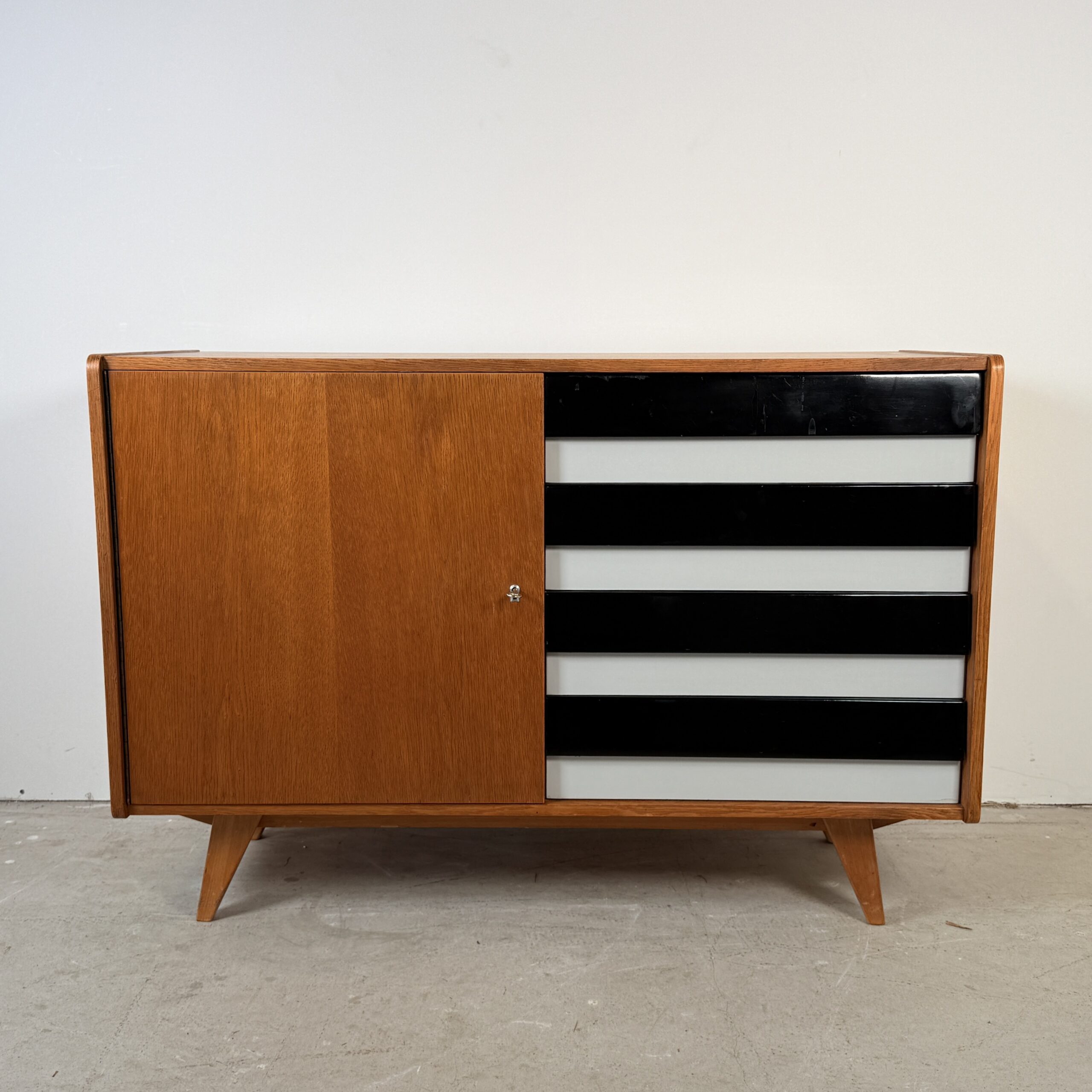 Sideboard U458 by Jiří Jiroutek, zwart met witte lades - Afbeelding 2