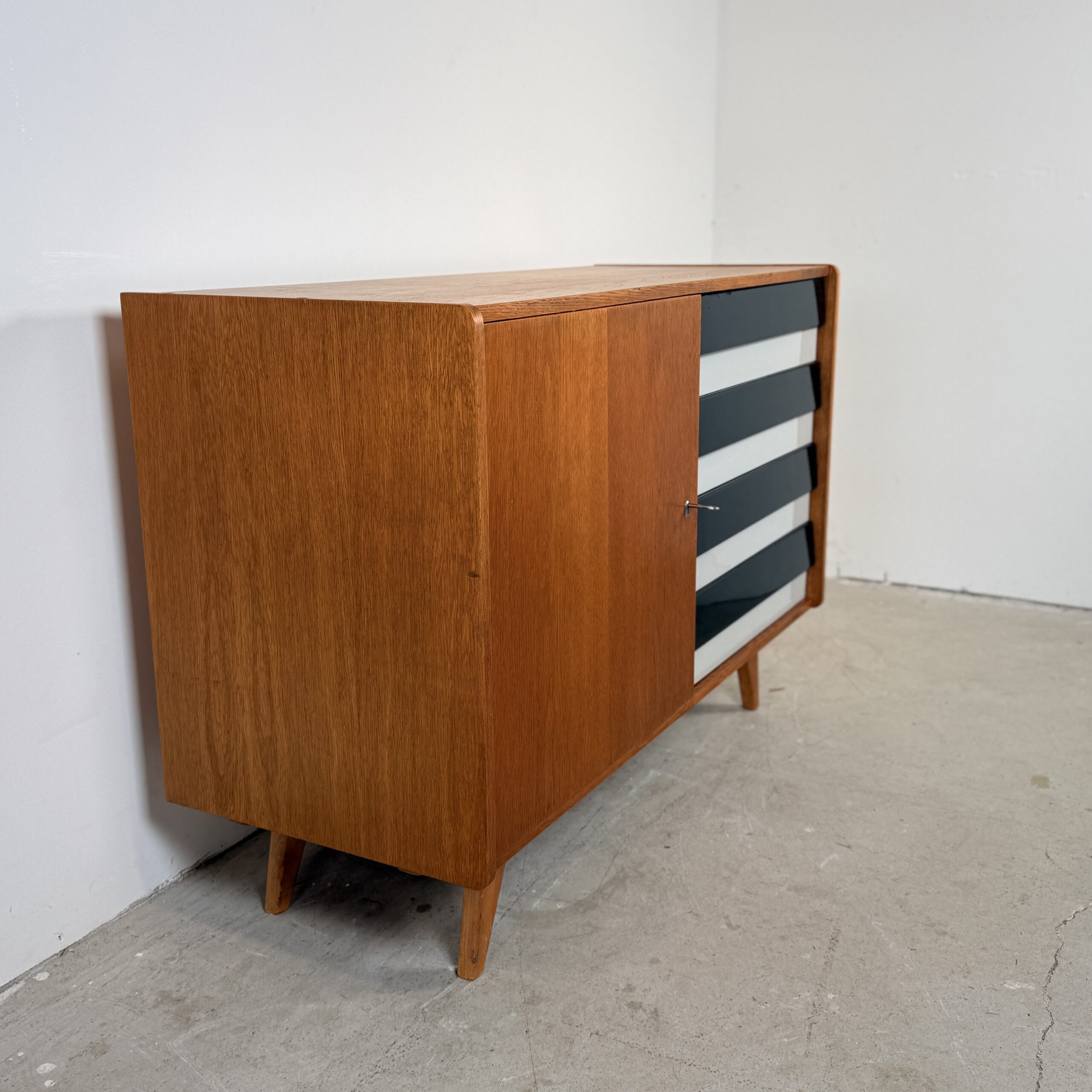 Sideboard U458 by Jiří Jiroutek, zwart met witte lades - Afbeelding 3
