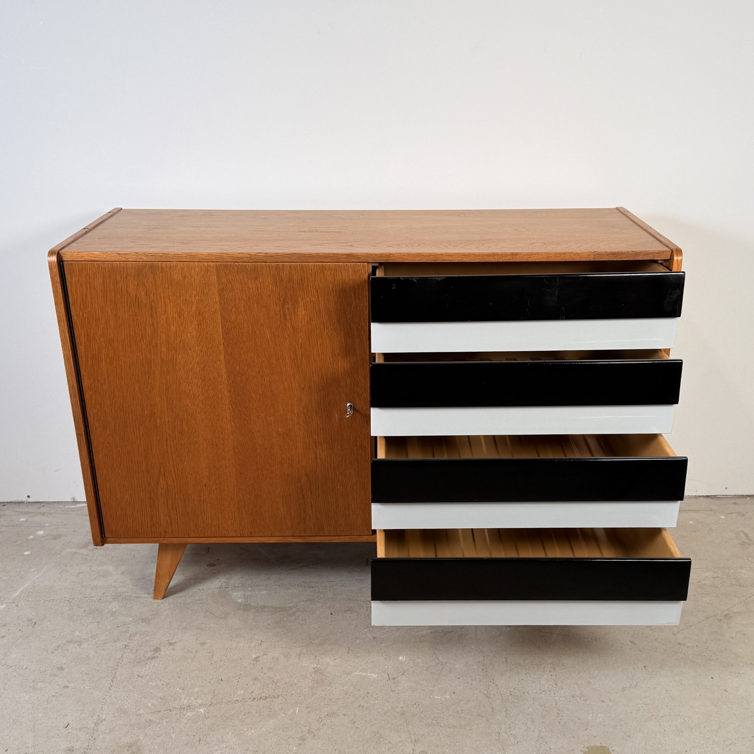 Sideboard U458 by Jiří Jiroutek, zwart met witte lades - Afbeelding 7