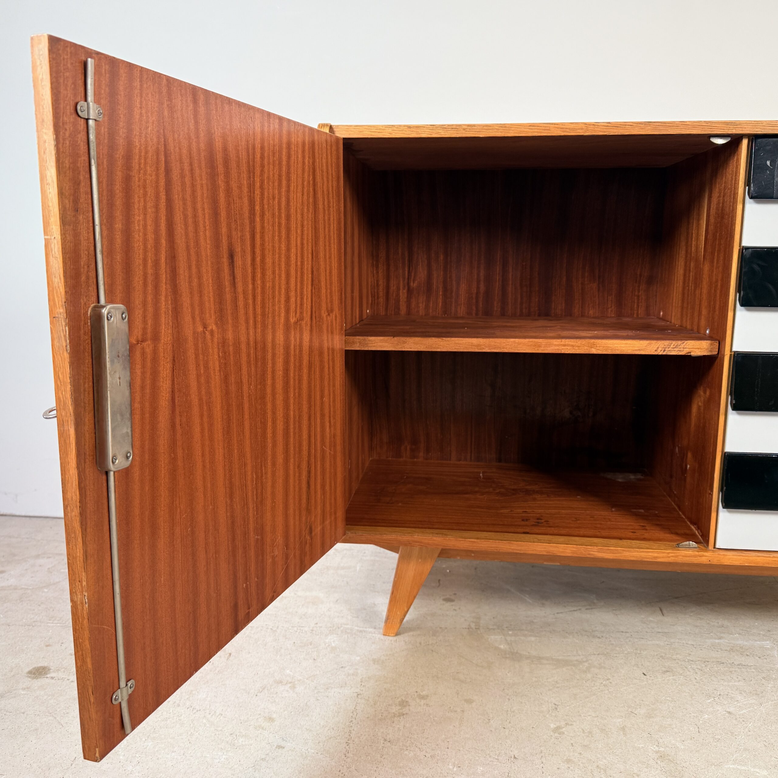 Sideboard U458 by Jiří Jiroutek, zwart met witte lades - Afbeelding 9