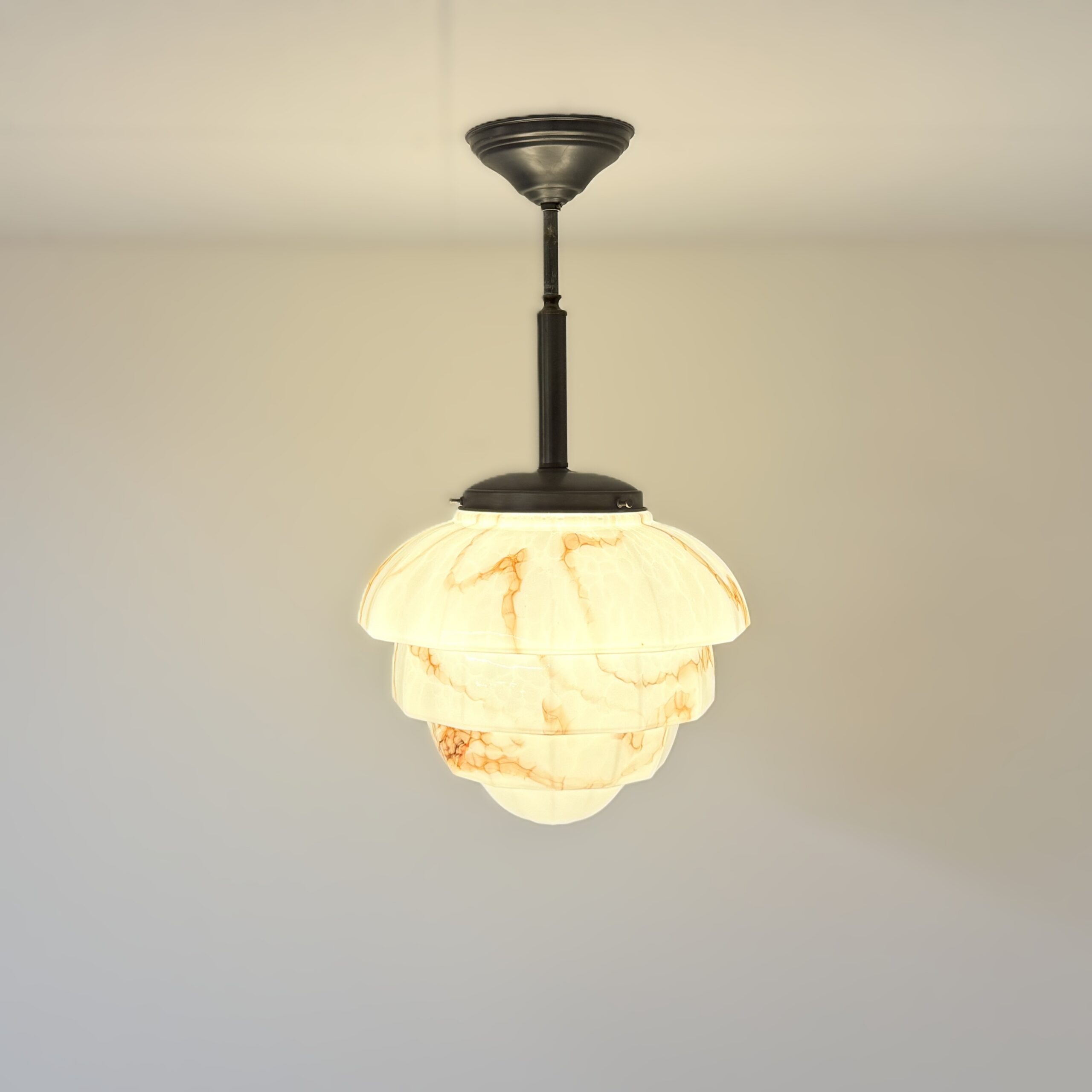 Art deco hanglamp met gemarmerd glazen kap