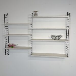 Vintage wandrek Nisse Strinning met 7 witte schappen