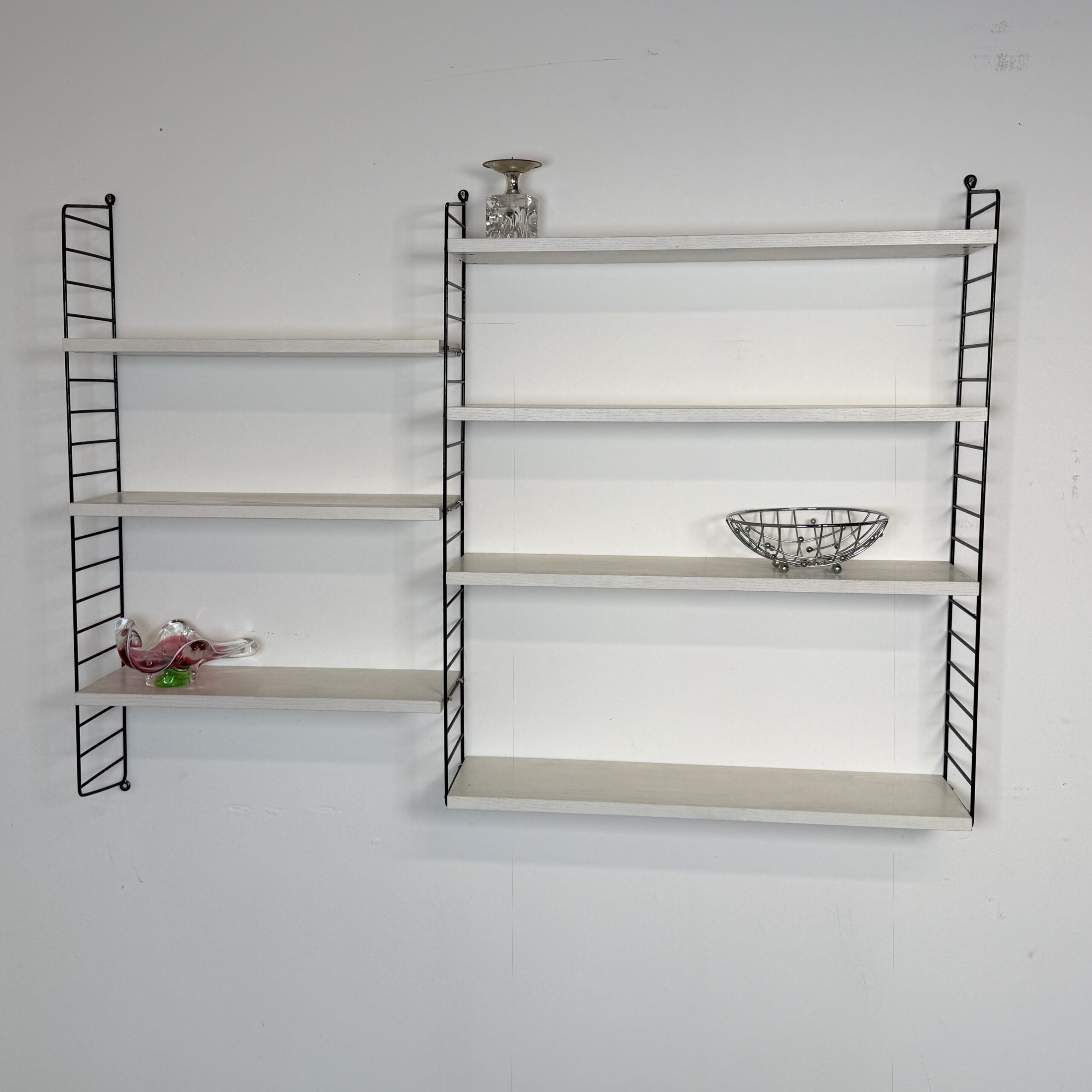 Vintage wandrek Nisse Strinning met 7 witte schappen