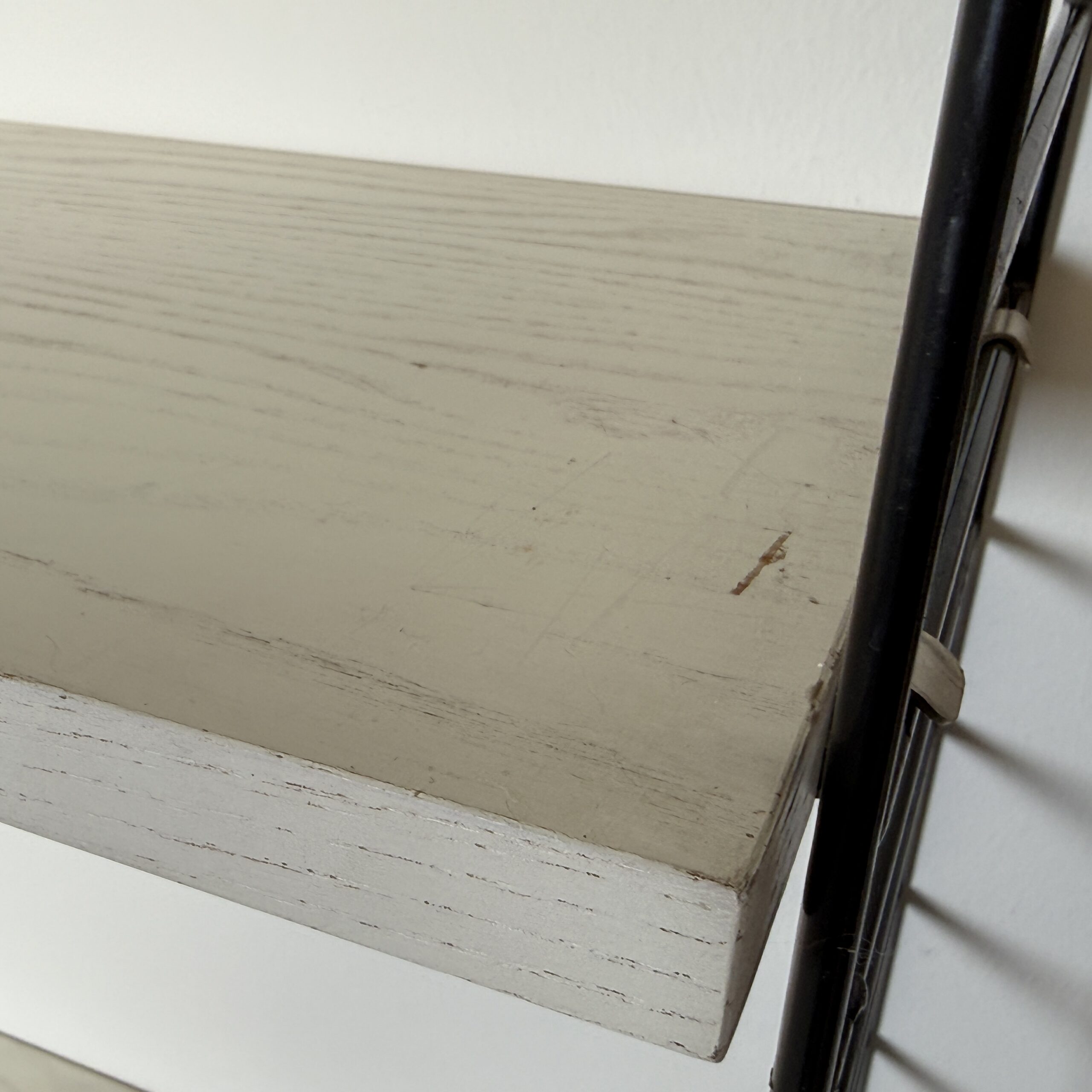 Vintage wandrek Nisse Strinning met 7 witte schappen - Afbeelding 9