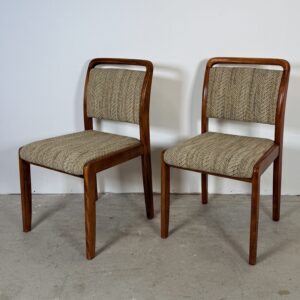 Set van twee eetkamerstoelen in Scandinavische stijl