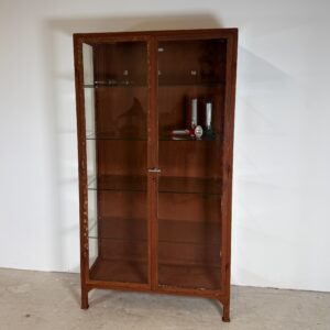 Vintage mancave doktersvitrine met roestbehandeling