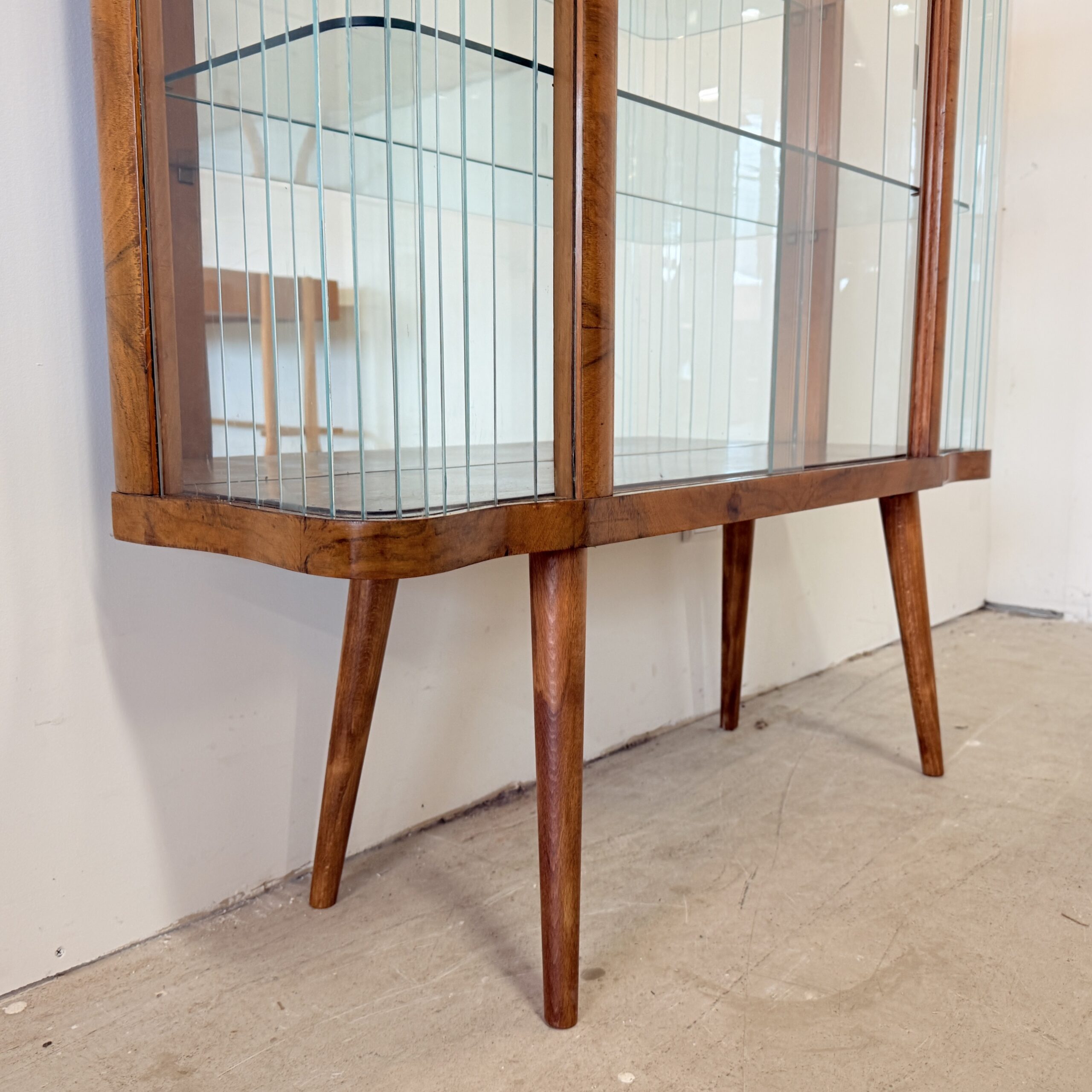 Helena – Elegante gegolfde vitrinekast in art decostijl - Afbeelding 12