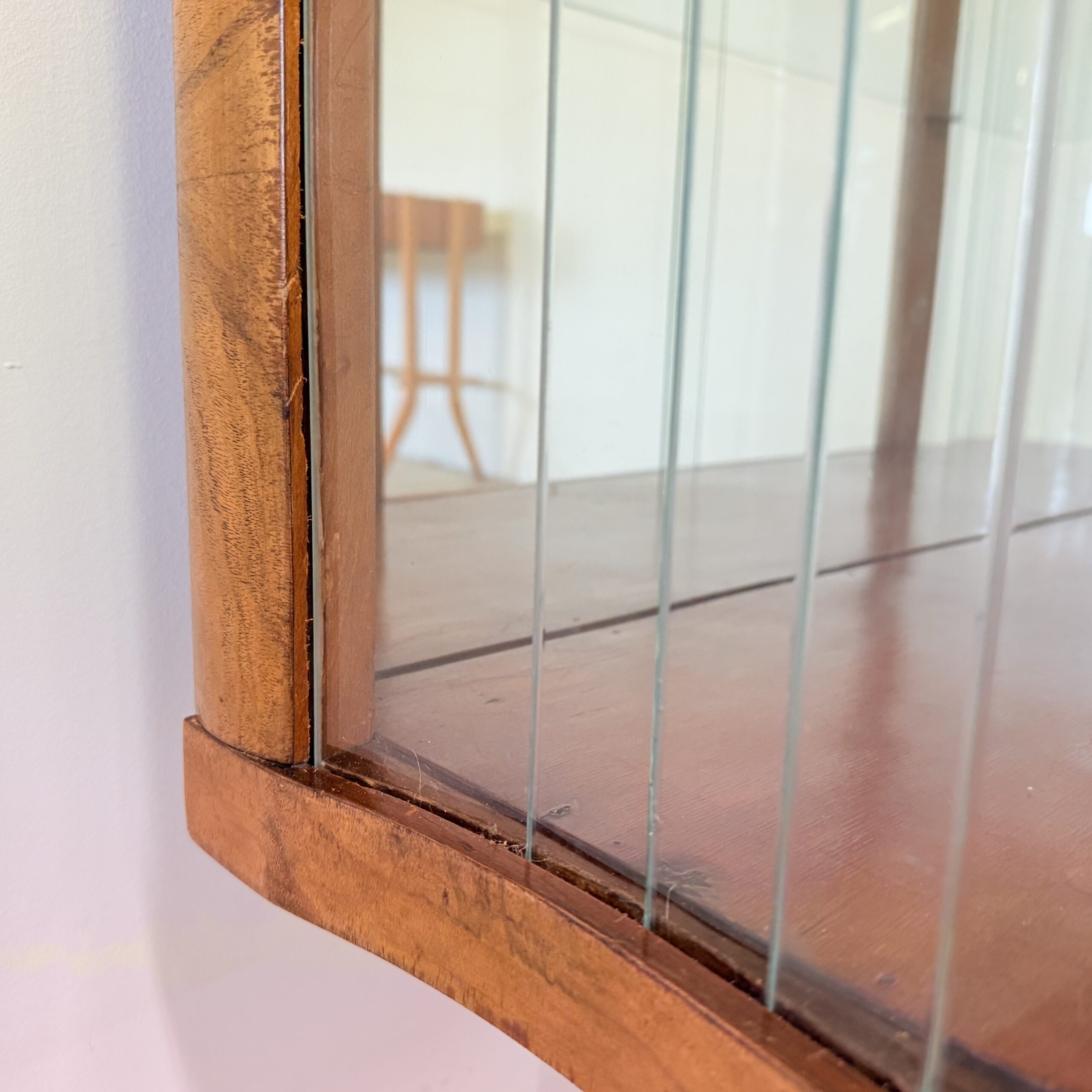 Helena – Elegante gegolfde vitrinekast in art decostijl - Afbeelding 13
