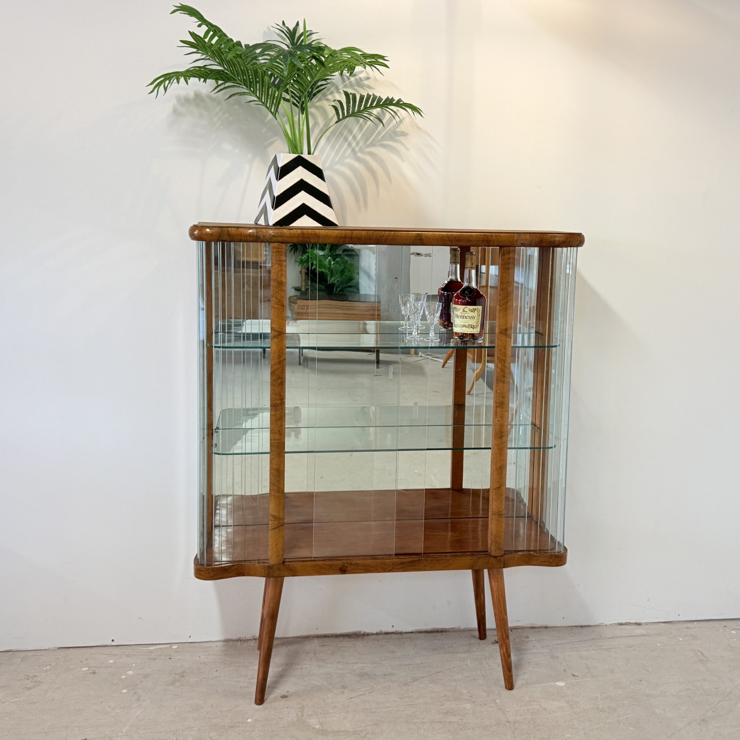 Helena – Elegante gegolfde vitrinekast in art decostijl - Afbeelding 2