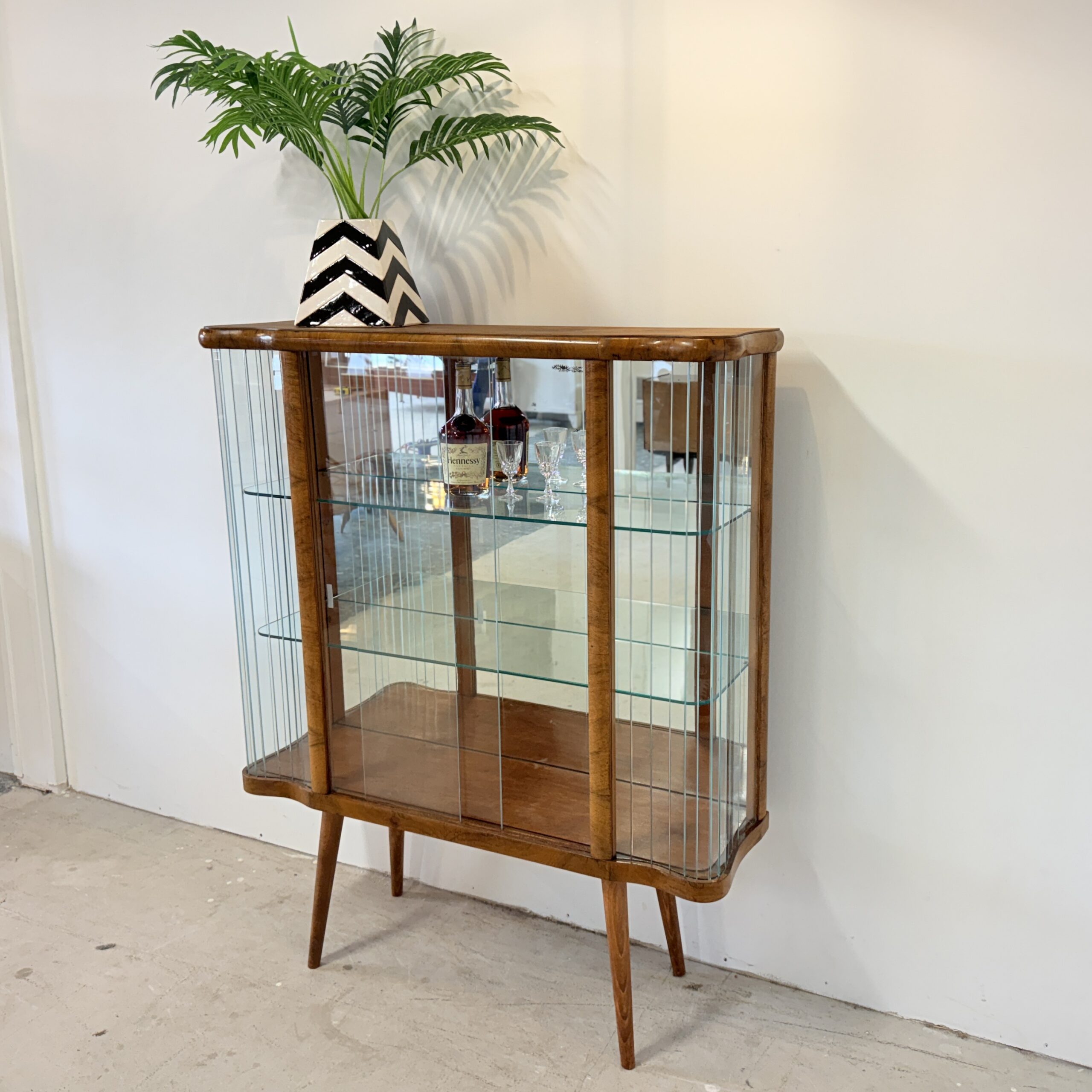 Helena – Elegante gegolfde vitrinekast in art decostijl - Afbeelding 3