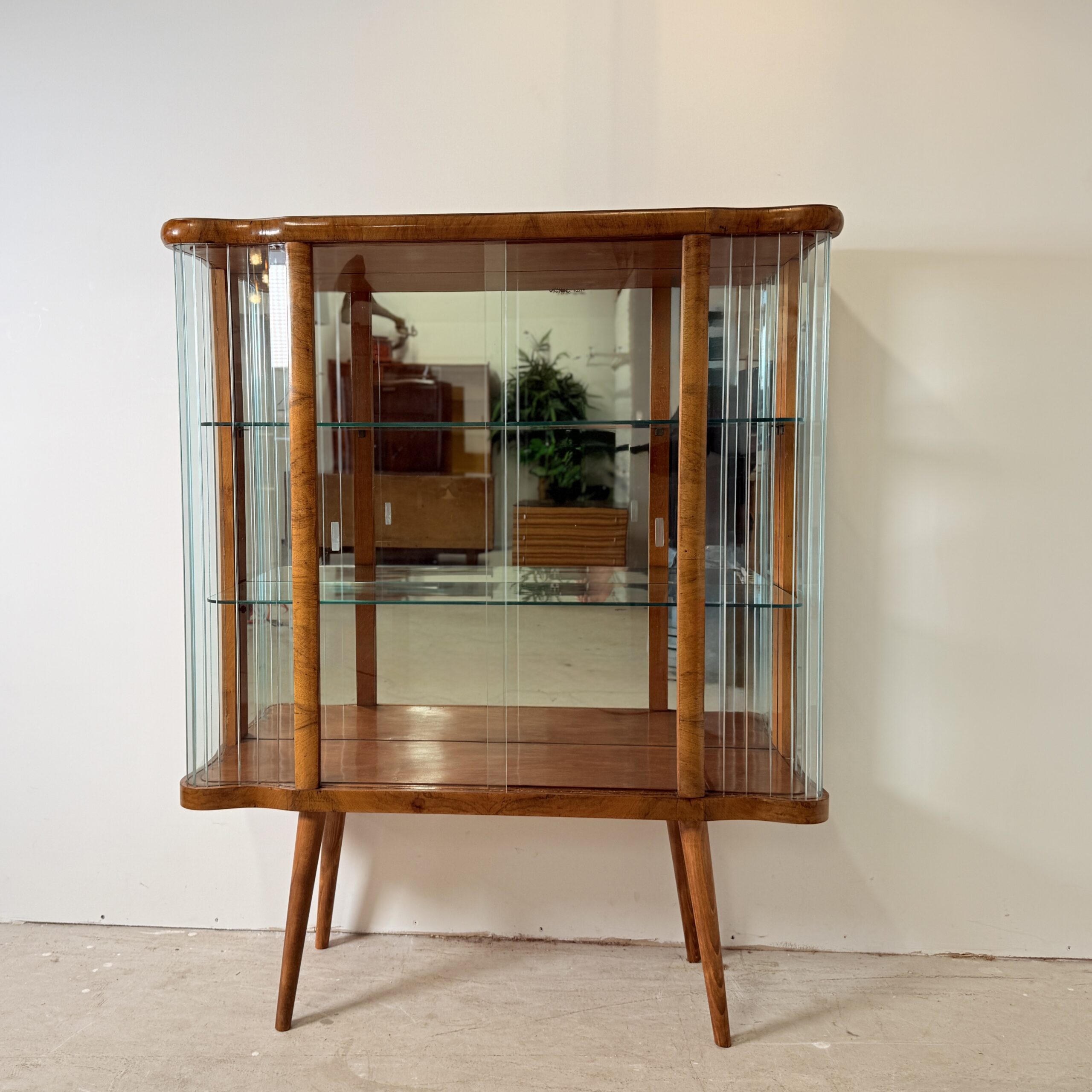 Helena – Elegante gegolfde vitrinekast in art decostijl - Afbeelding 4