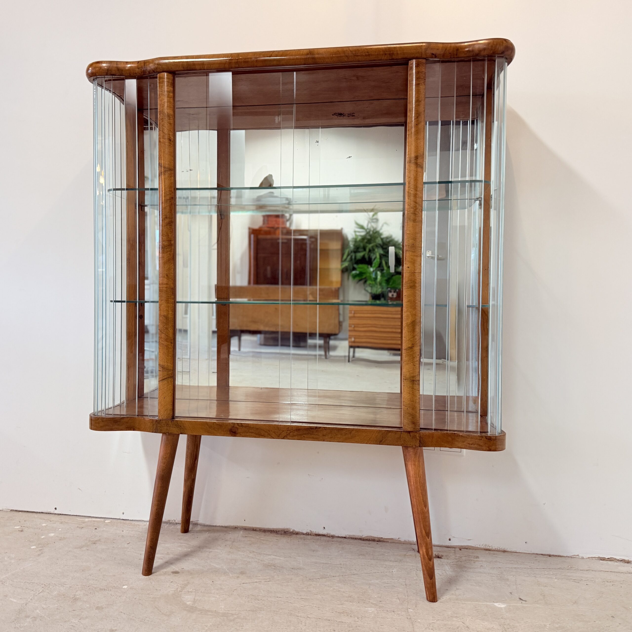 Helena – Elegante gegolfde vitrinekast in art decostijl - Afbeelding 5
