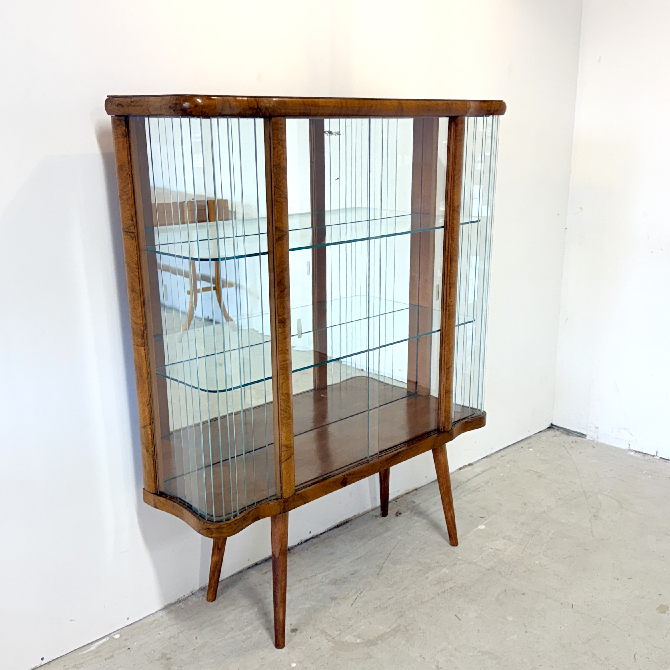 Helena – Elegante gegolfde vitrinekast in art decostijl - Afbeelding 6