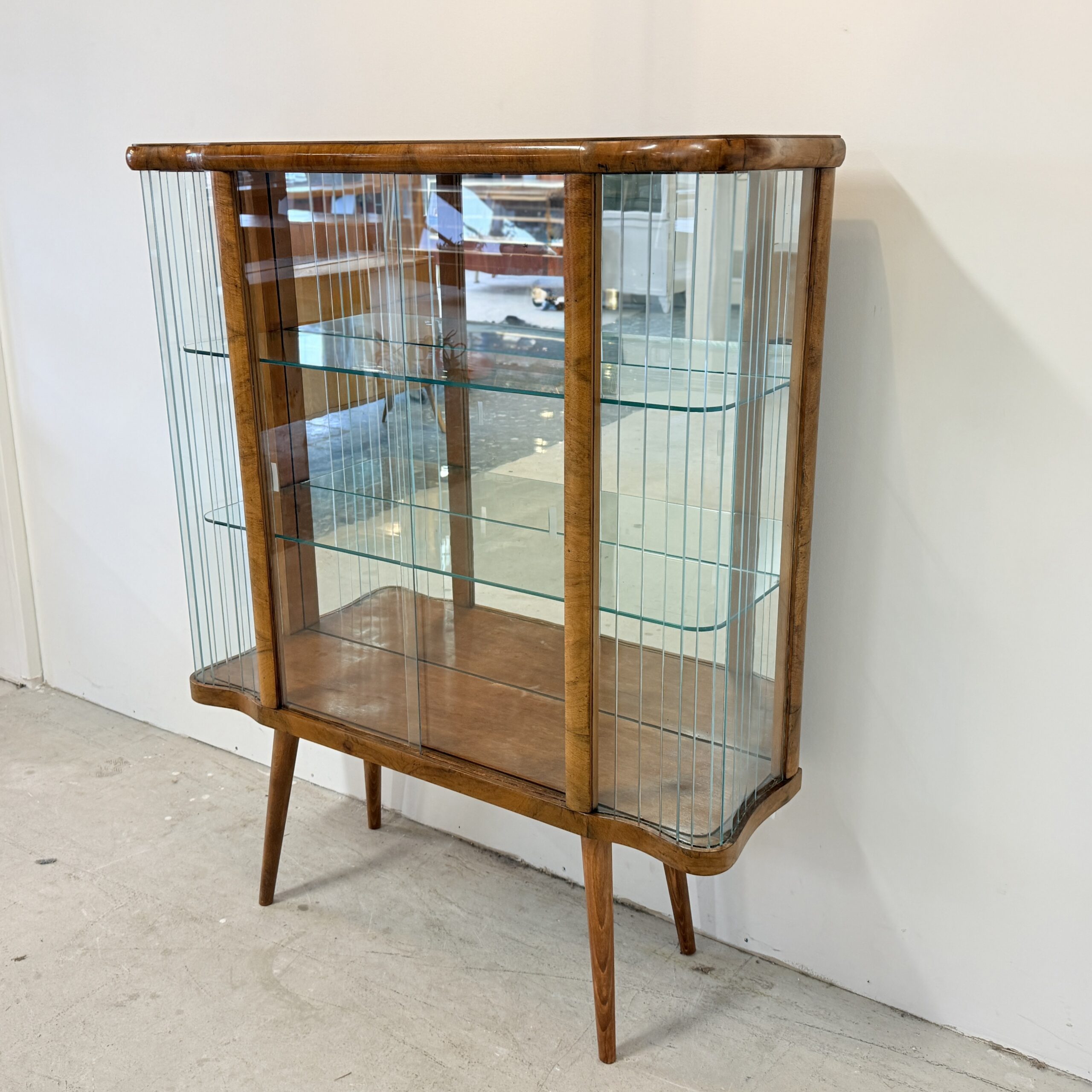 Helena – Elegante gegolfde vitrinekast in art decostijl - Afbeelding 7