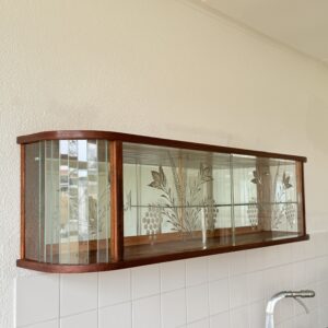 Hangende vitrinekast “Mariëlle” in art-deco stijl