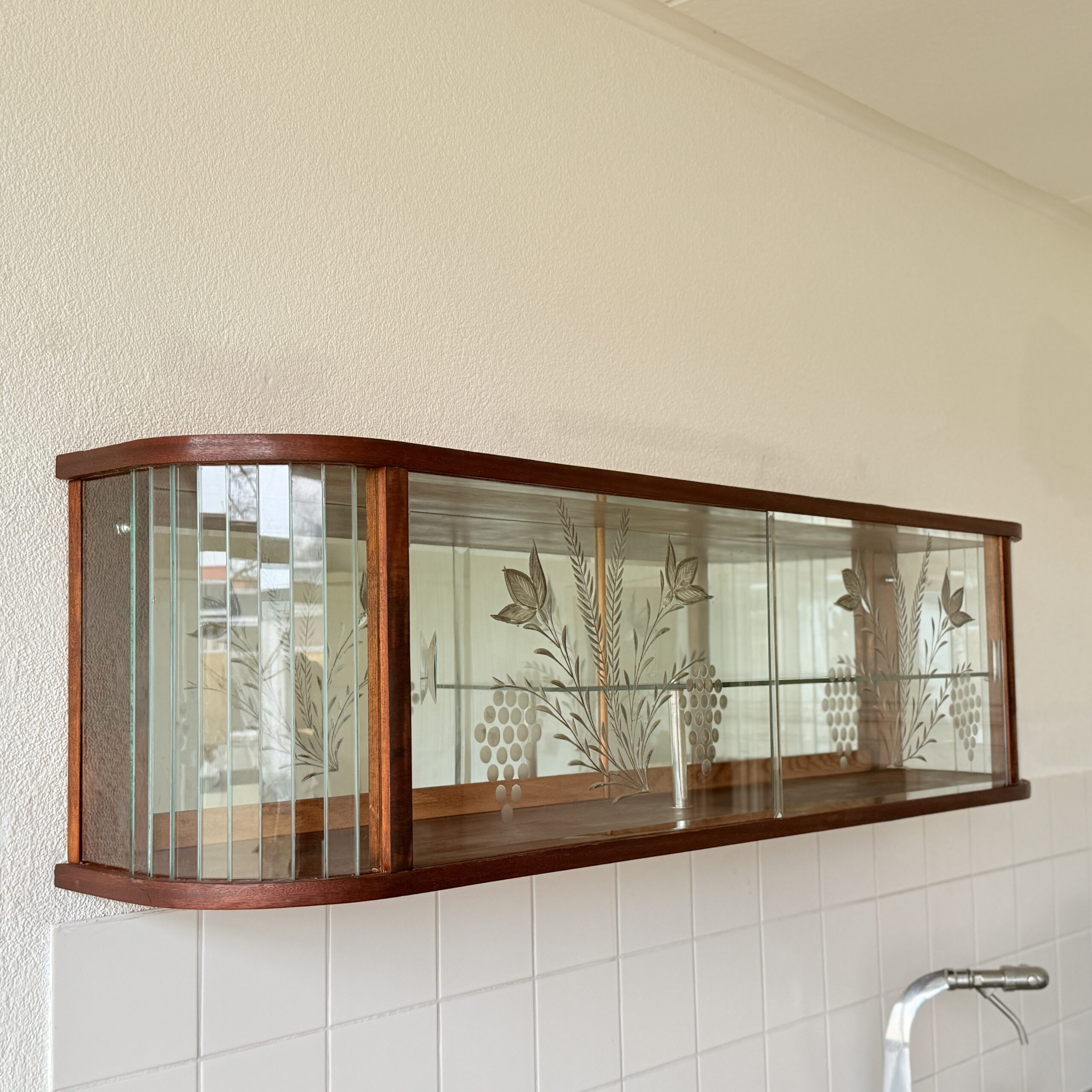 Hangende vitrinekast “Mariëlle” in art-deco stijl