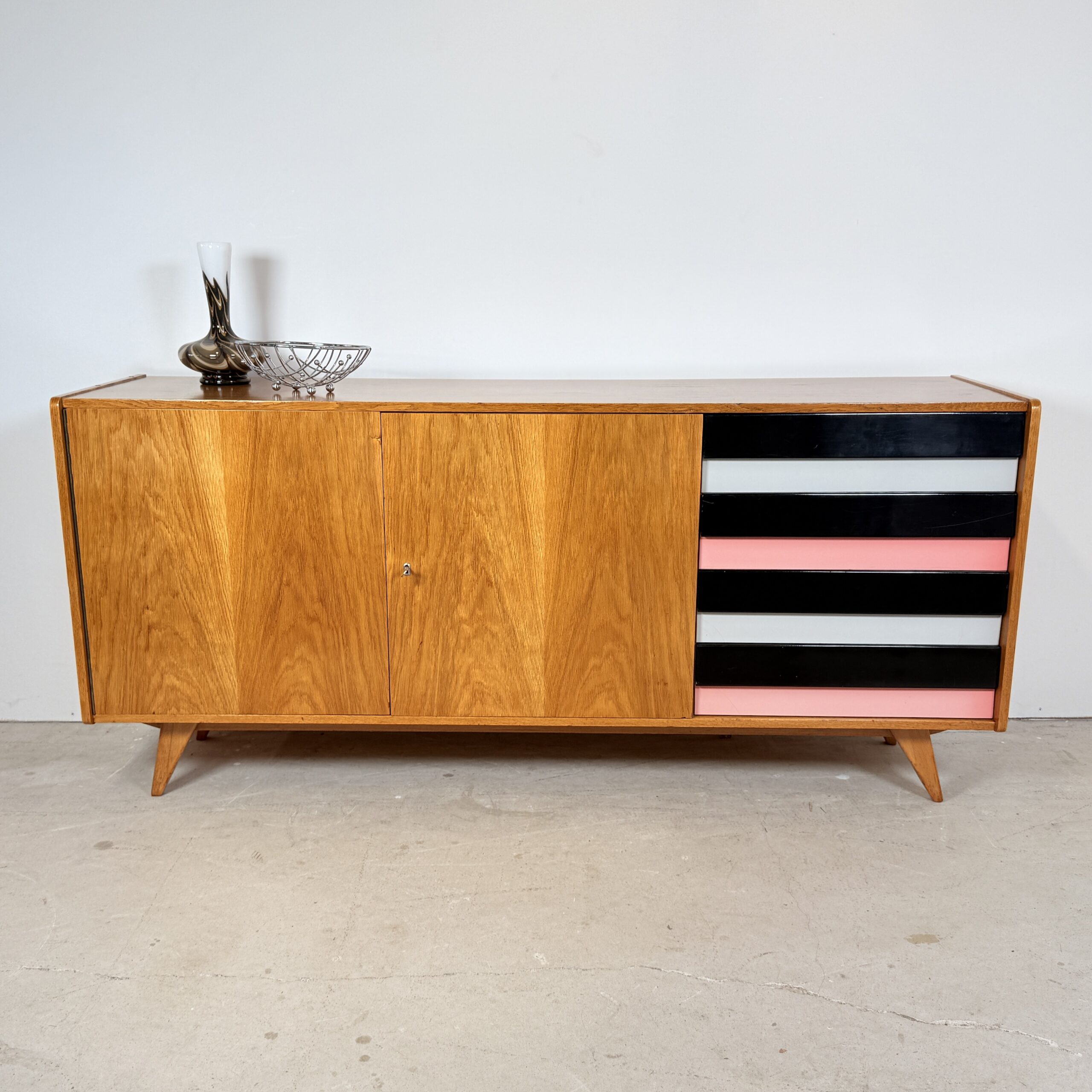 U460 sideboard met gekleurde lades, Jiří Jiroutek