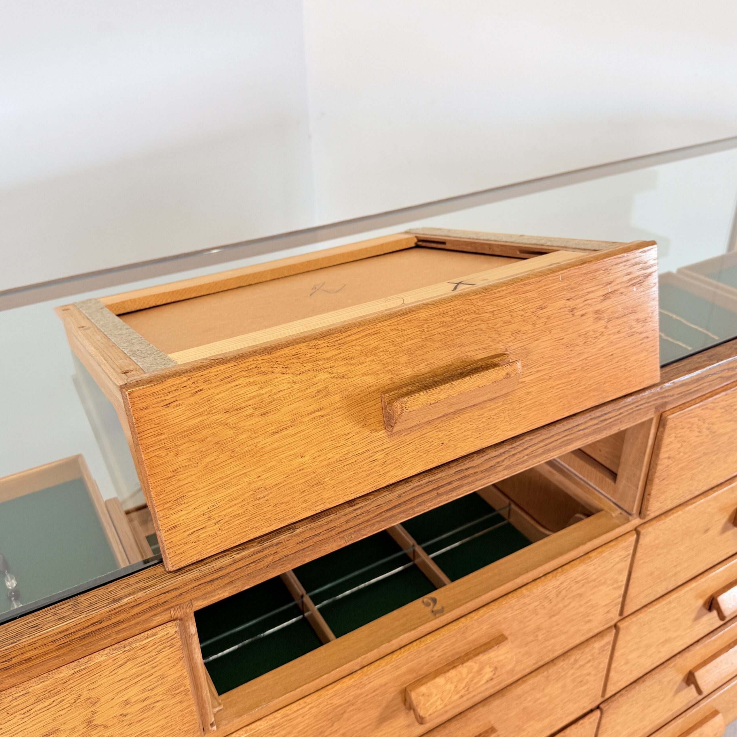 Vintage eiken fournituren toonbank – SLB Stuttgart - Afbeelding 10