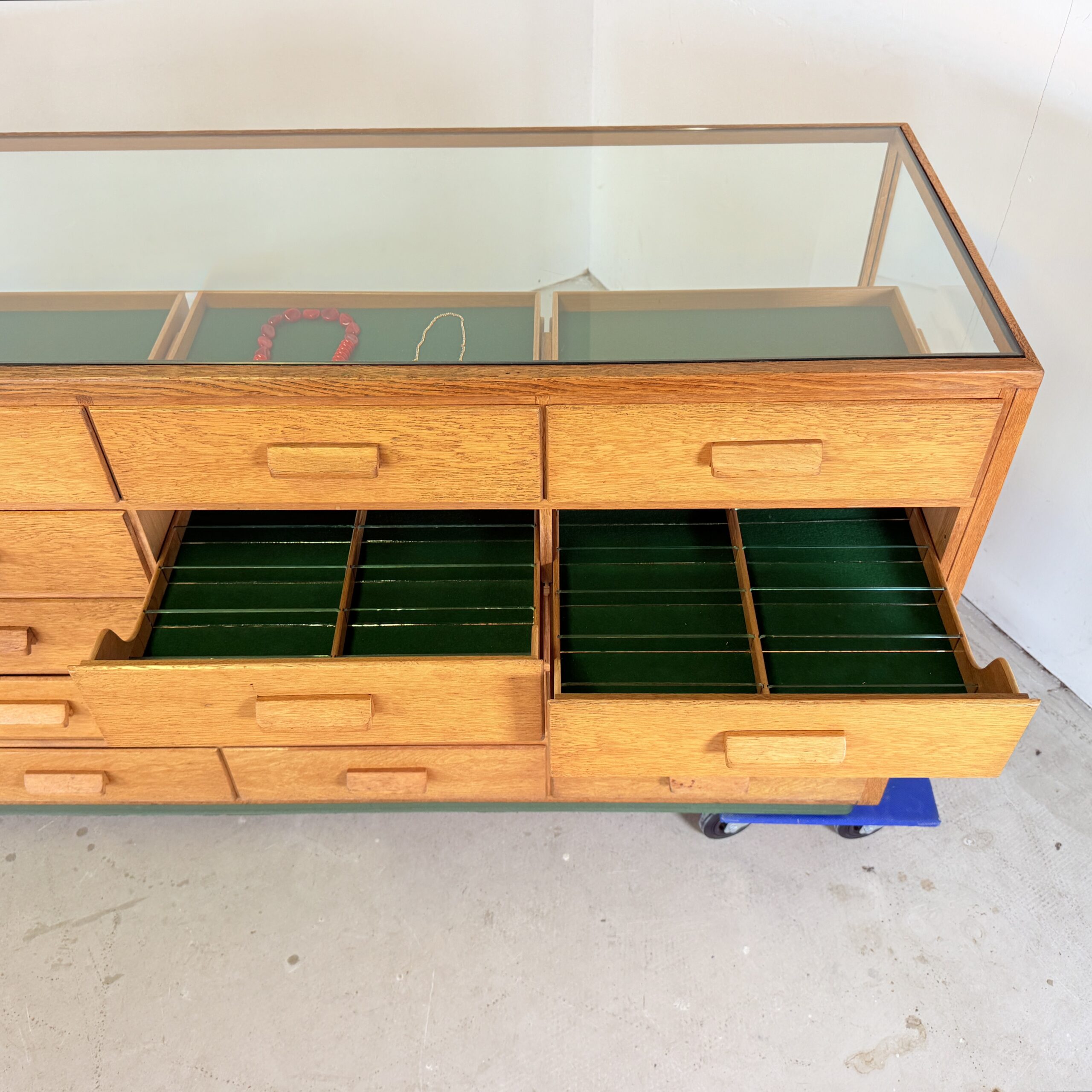 Vintage eiken fournituren toonbank – SLB Stuttgart - Afbeelding 11