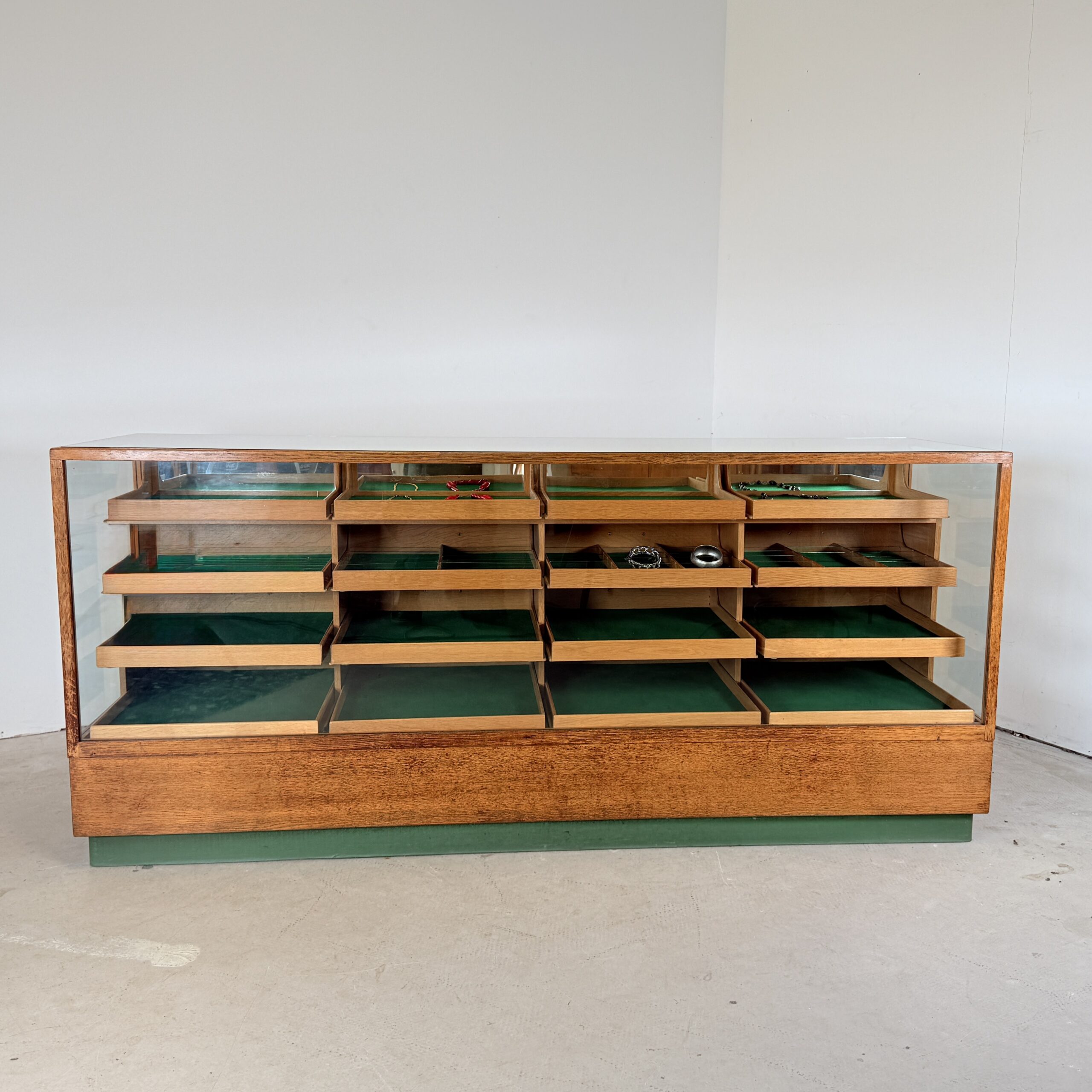 Vintage eiken fournituren toonbank – SLB Stuttgart - Afbeelding 2