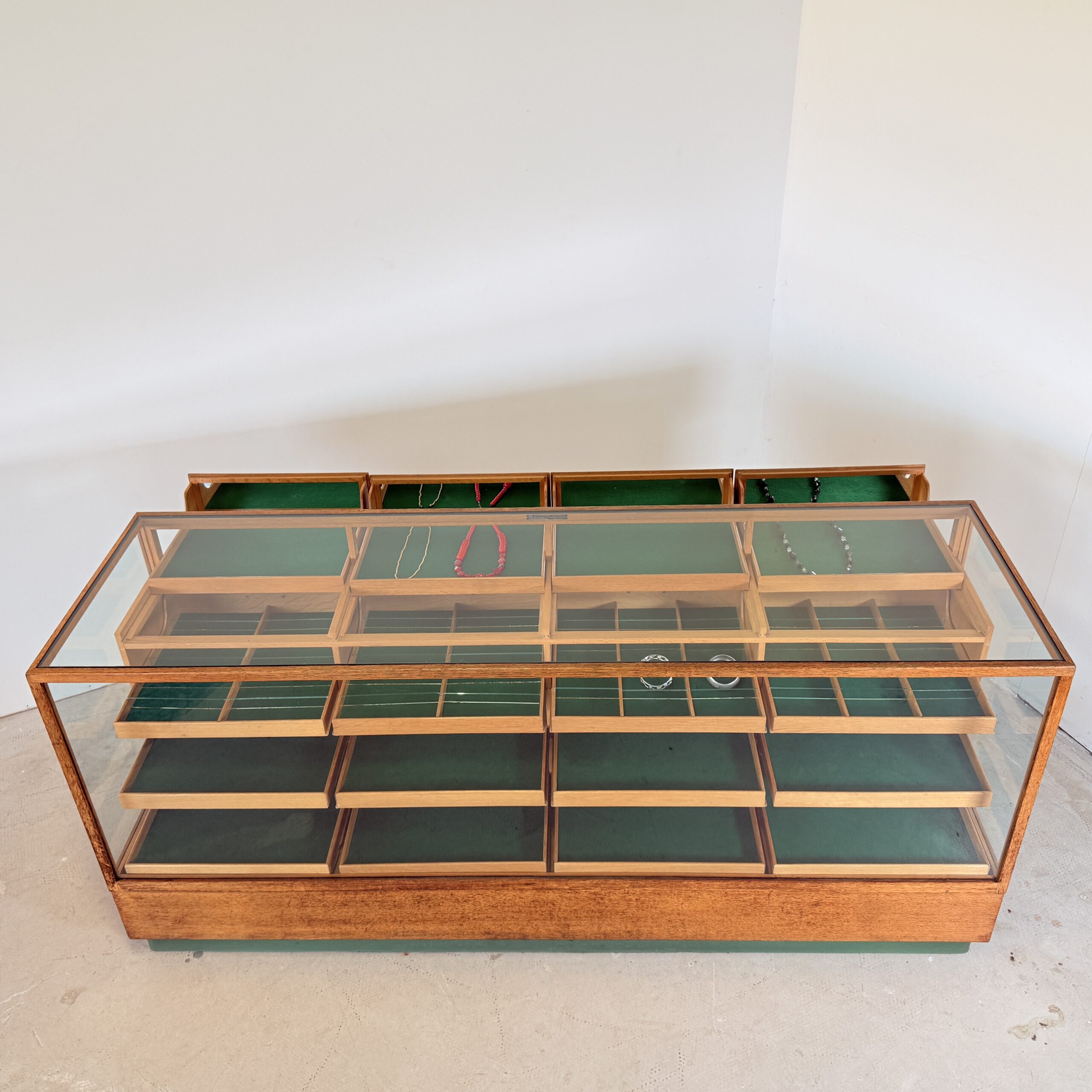 Vintage eiken fournituren toonbank – SLB Stuttgart - Afbeelding 4