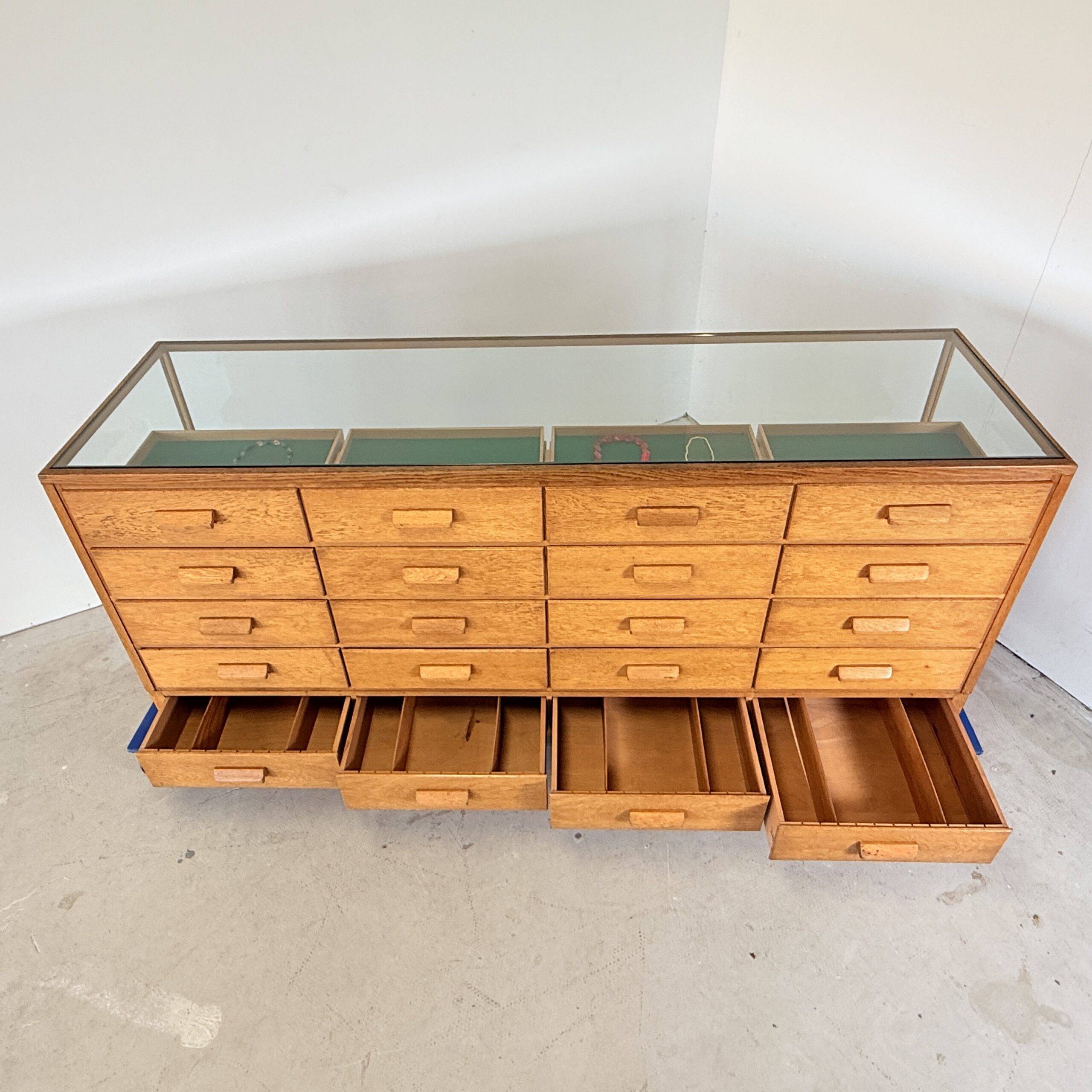 Vintage eiken fournituren toonbank – SLB Stuttgart - Afbeelding 6