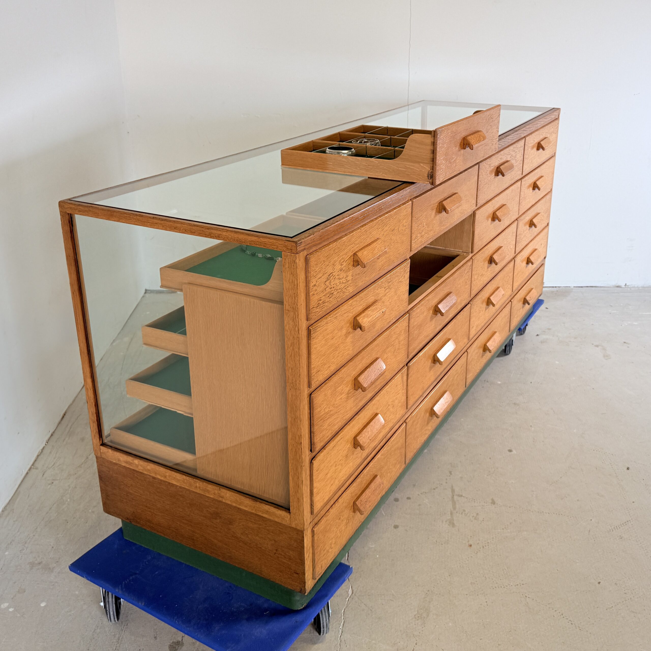 Vintage eiken fournituren toonbank – SLB Stuttgart - Afbeelding 8