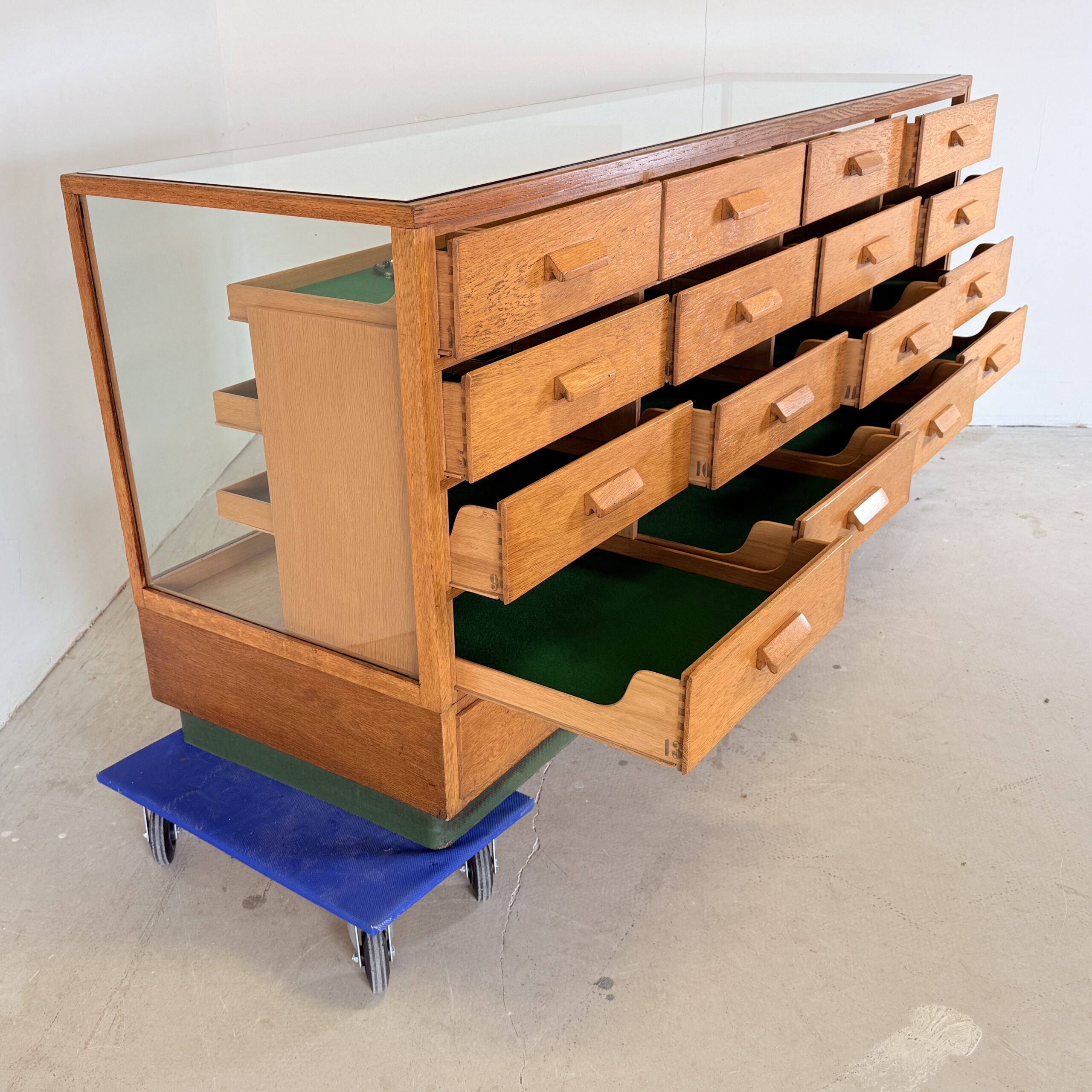 Vintage eiken fournituren toonbank – SLB Stuttgart - Afbeelding 9