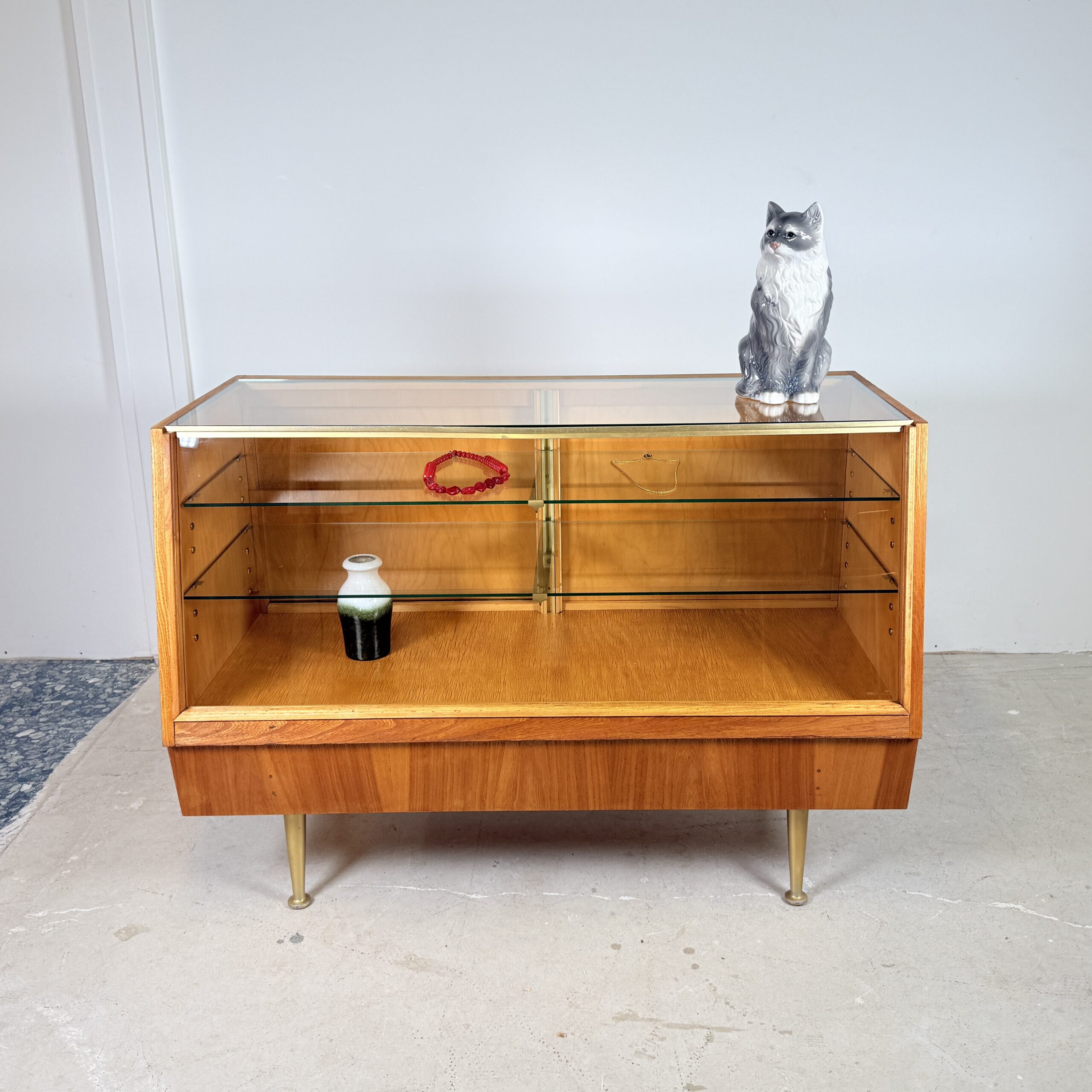 Vintage Toonbank Vitrine op gouden pootjes