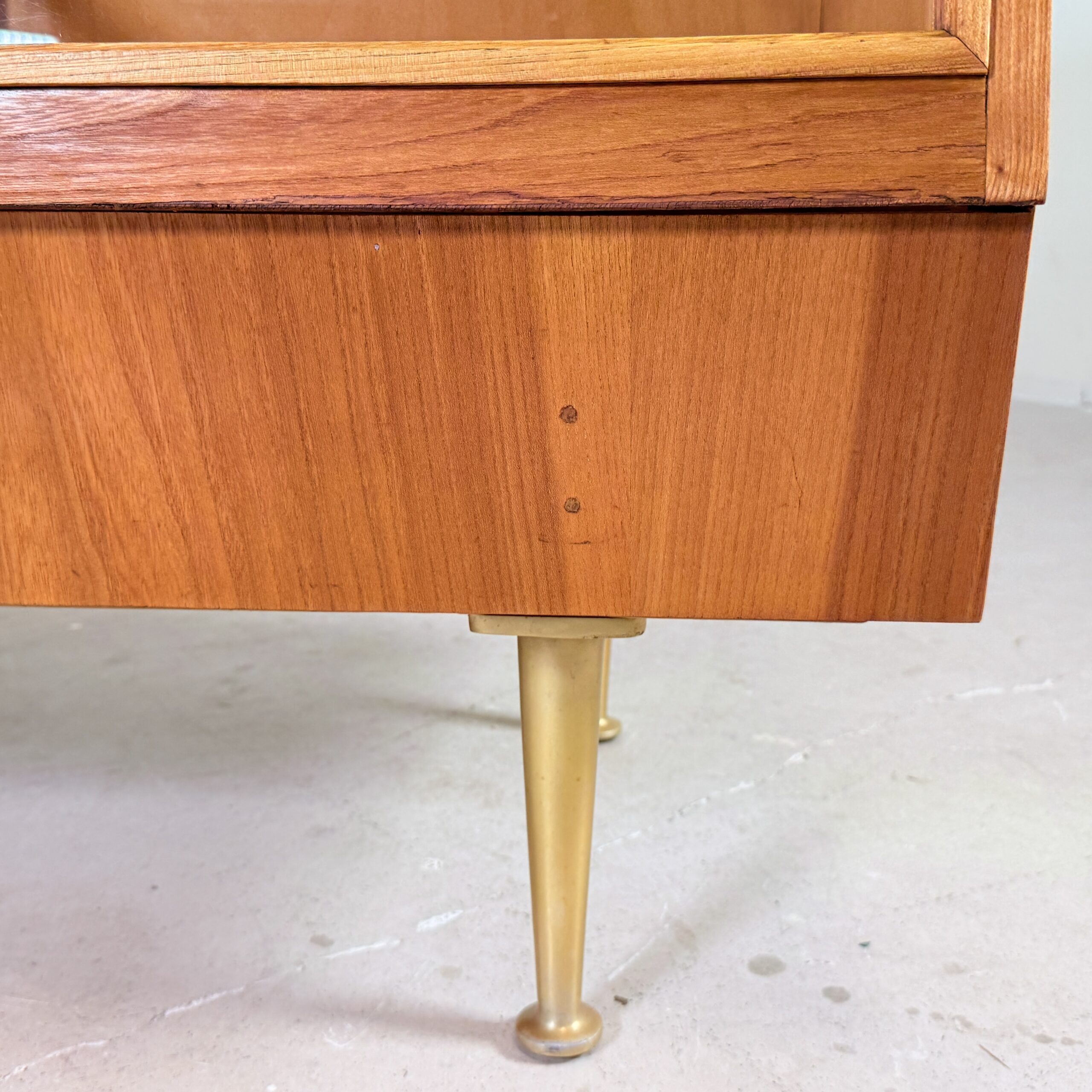 Vintage Toonbank Vitrine op gouden pootjes - Afbeelding 15