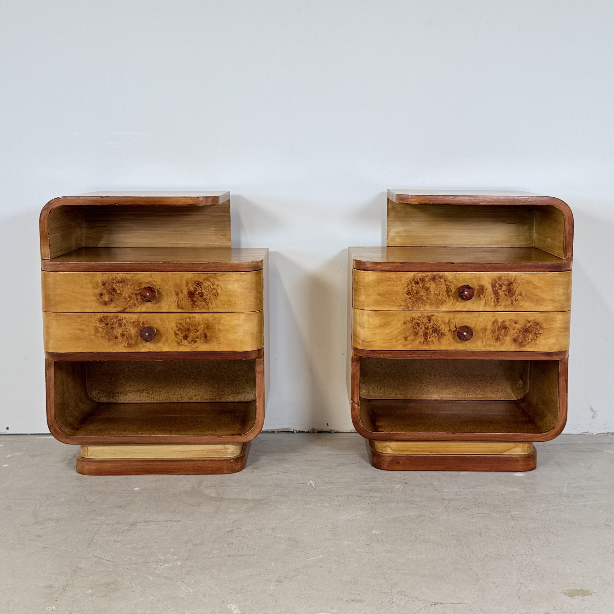 Set Halabala-stijl Art Deco nachtkastjes met bakeliet grepen