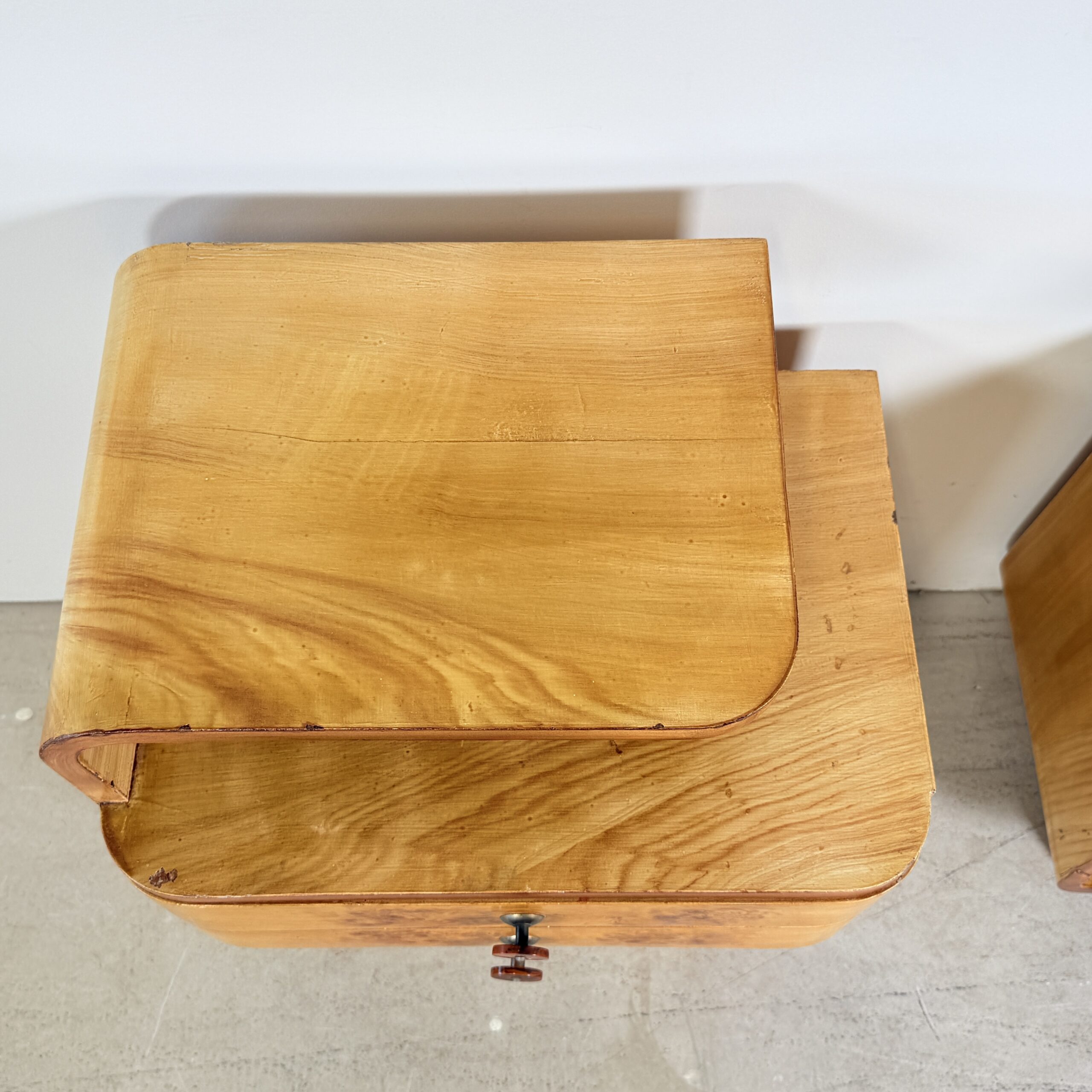 Set Halabala-stijl Art Deco nachtkastjes met bakeliet grepen - Afbeelding 10