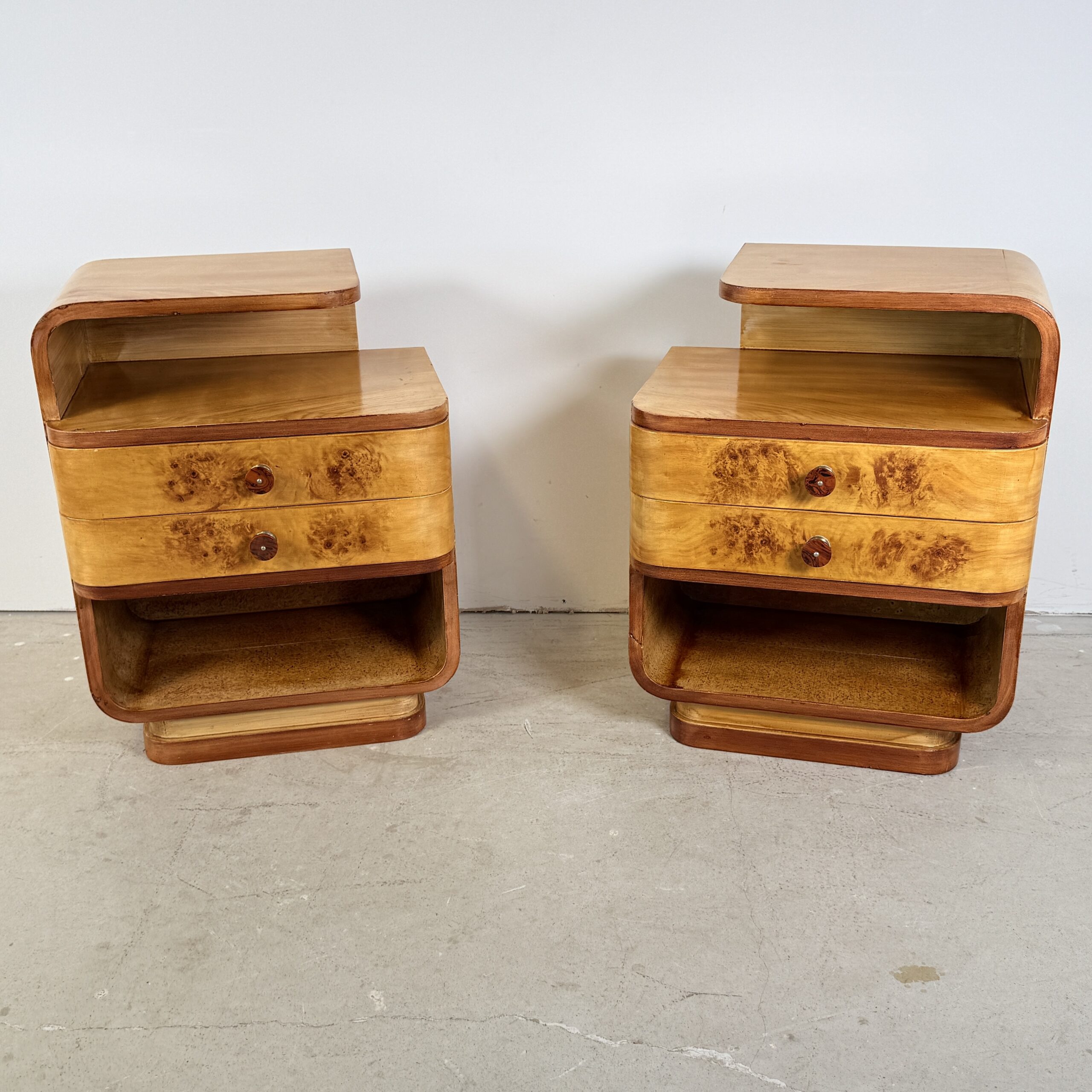 Set Halabala-stijl Art Deco nachtkastjes met bakeliet grepen - Afbeelding 13