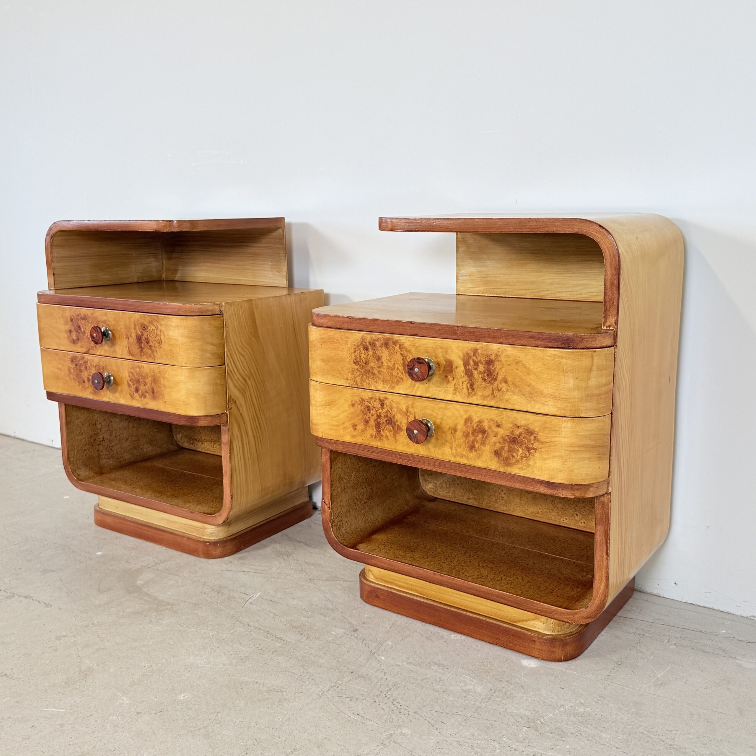 Set Halabala-stijl Art Deco nachtkastjes met bakeliet grepen - Afbeelding 3