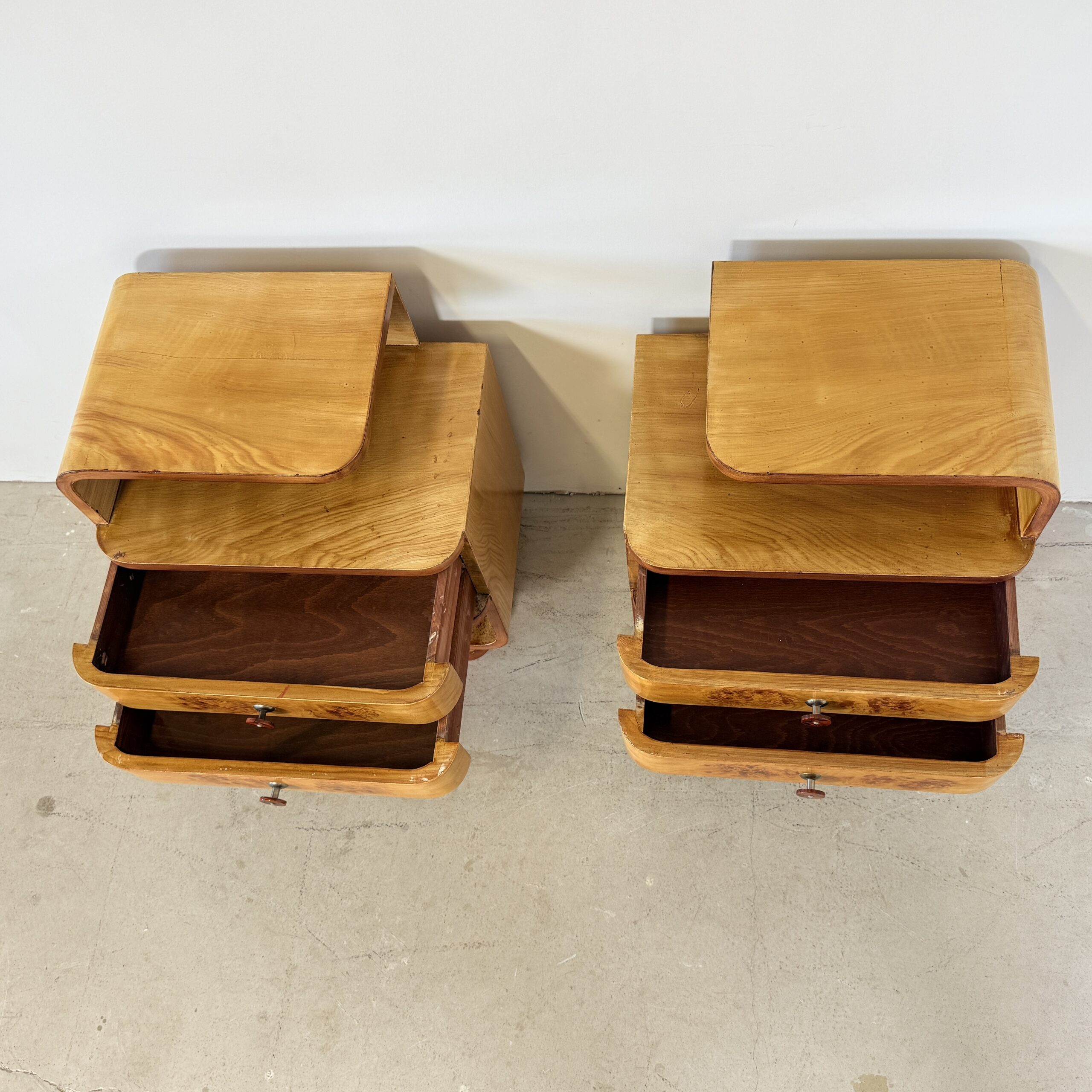 Set Halabala-stijl Art Deco nachtkastjes met bakeliet grepen - Afbeelding 4