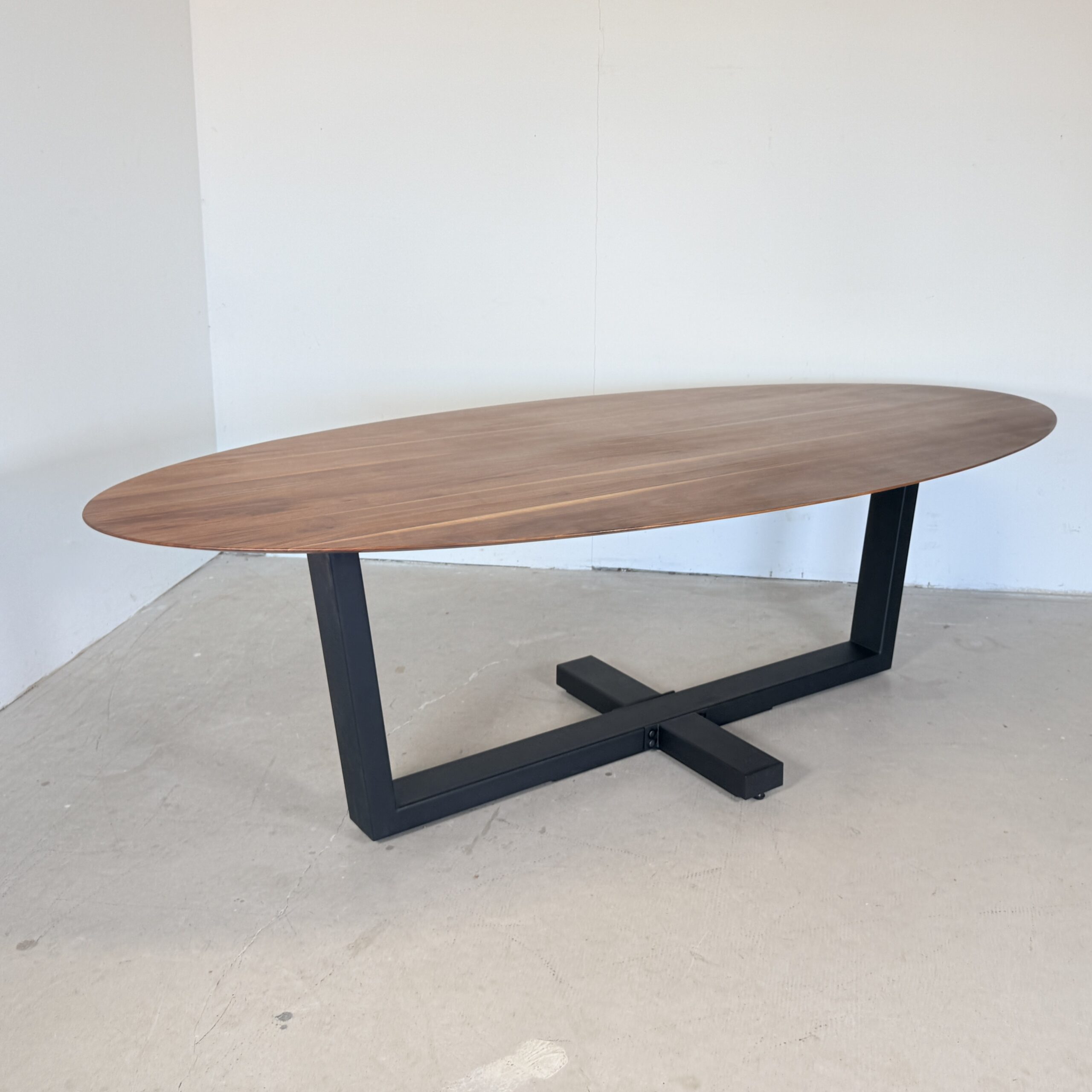 Ovale massief noten eettafel 260x120 - Bert Plantagie