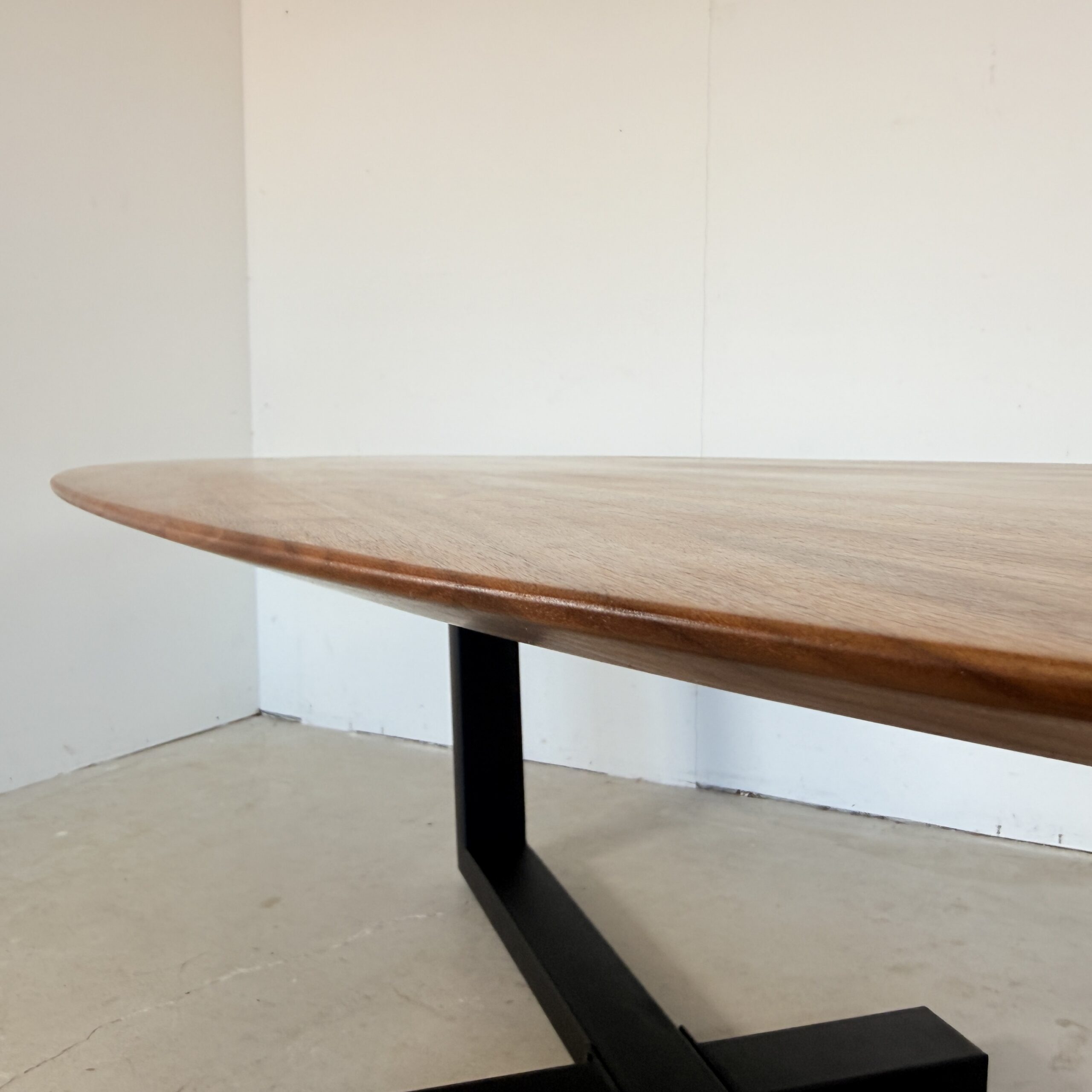 Ovale massief noten eettafel 260x120 - Bert Plantagie - Afbeelding 10